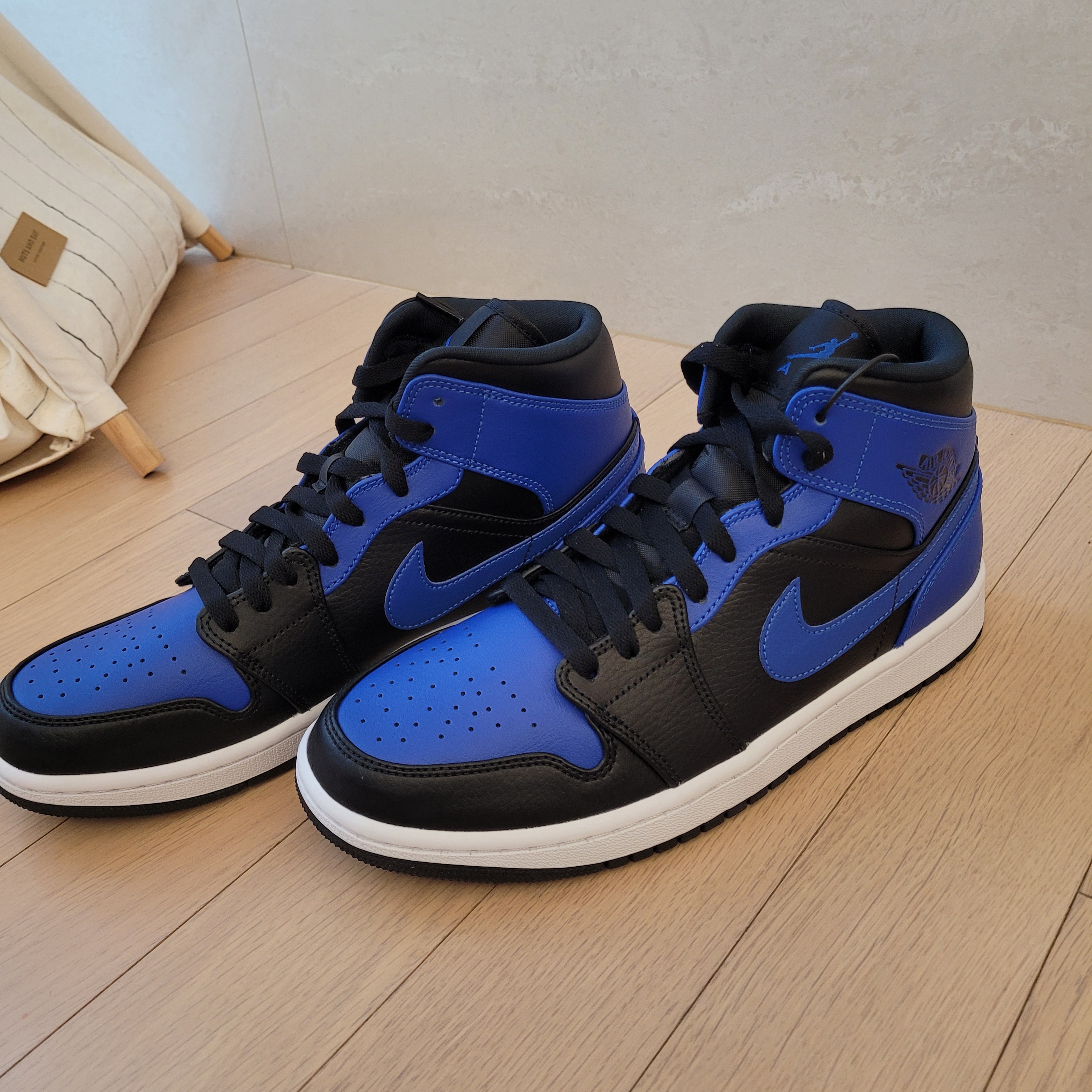 Jordan 1 Mid Black Hyper Royal 착용 스타일 - 3