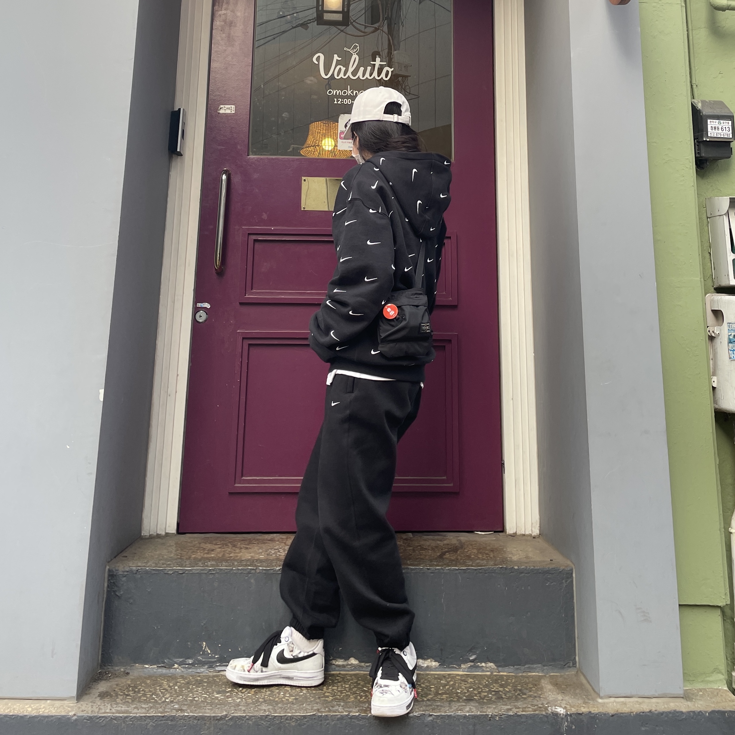 Nike x Peaceminusone Air Force 1 Low Para-Noise 2.0, Nike NRG Swoosh Logo Hoodie Black 착용 스타일