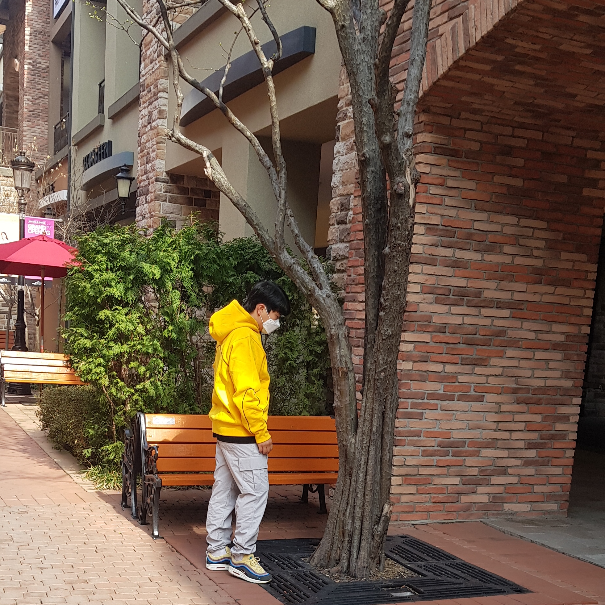 Nike x Sean Wotherspoon Air Max 1/97, Nike x Drake Nocta Essential Hoodie University Gold - Asia 착용 스타일