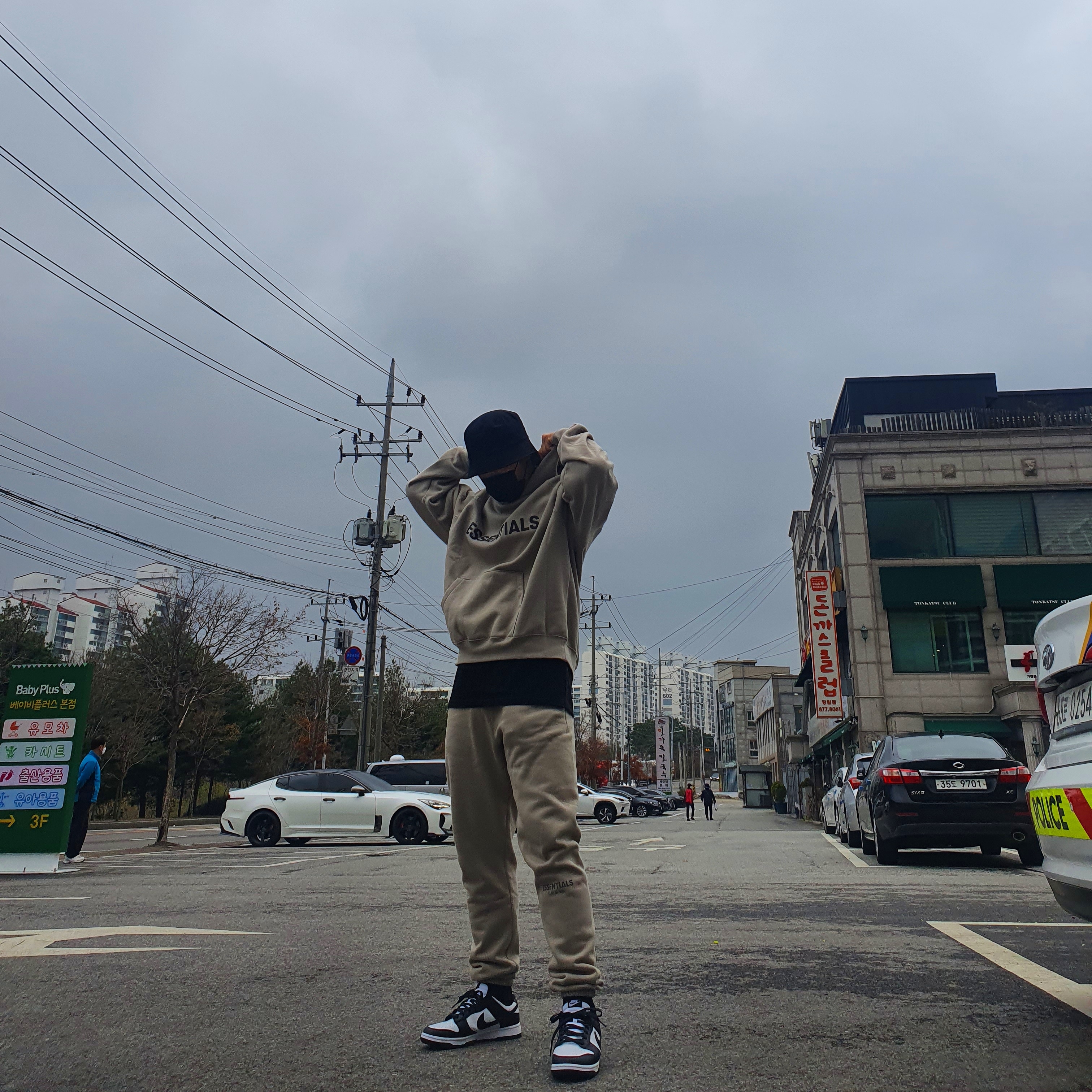 Nike Dunk Low Retro Black, Essentials 3D Silicon Applique Pullover Hoodie Olive/Khaki - 20FW 착용 스타일