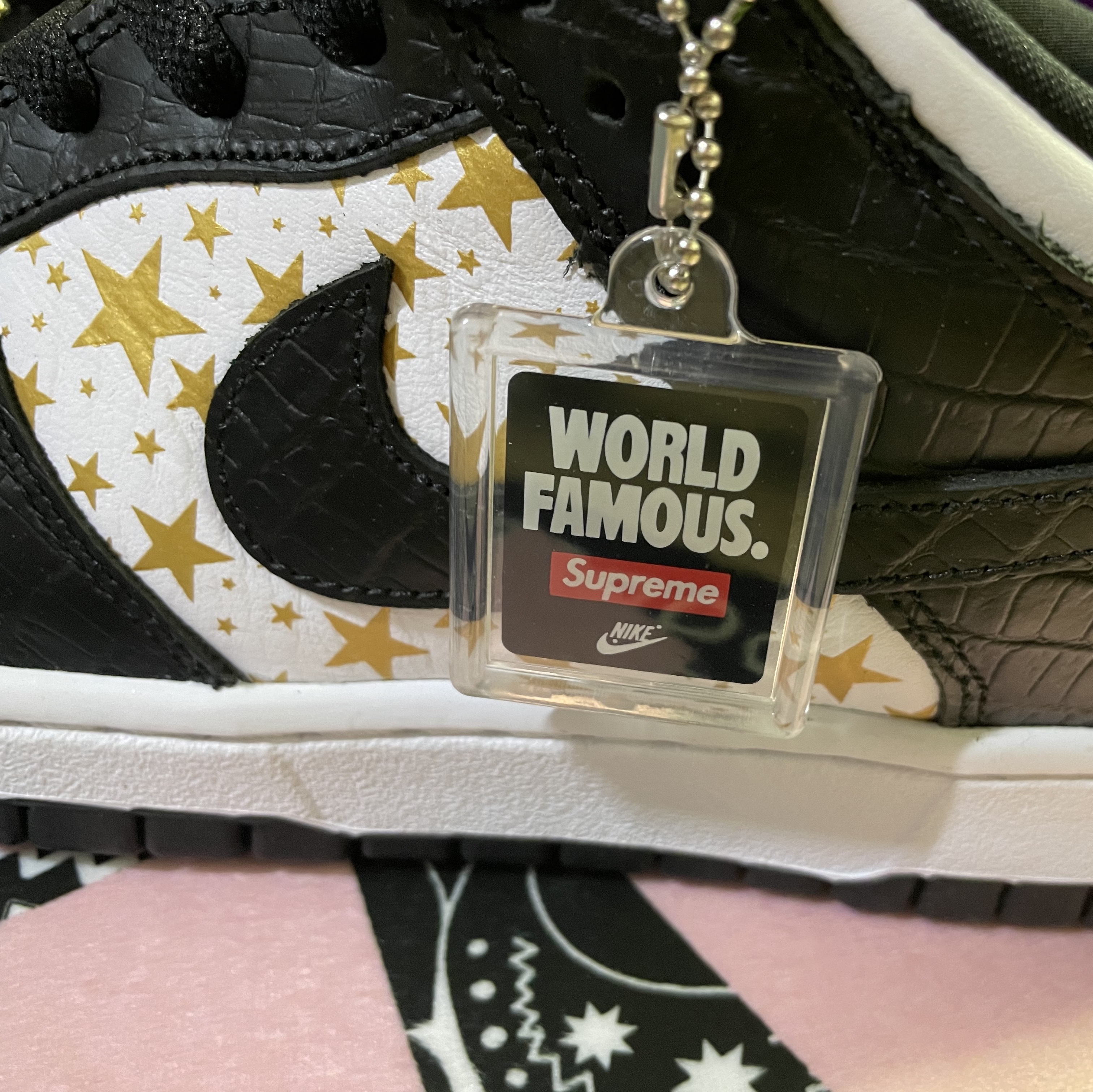 Nike x Supreme SB Dunk Low Black 착용 스타일 - 3