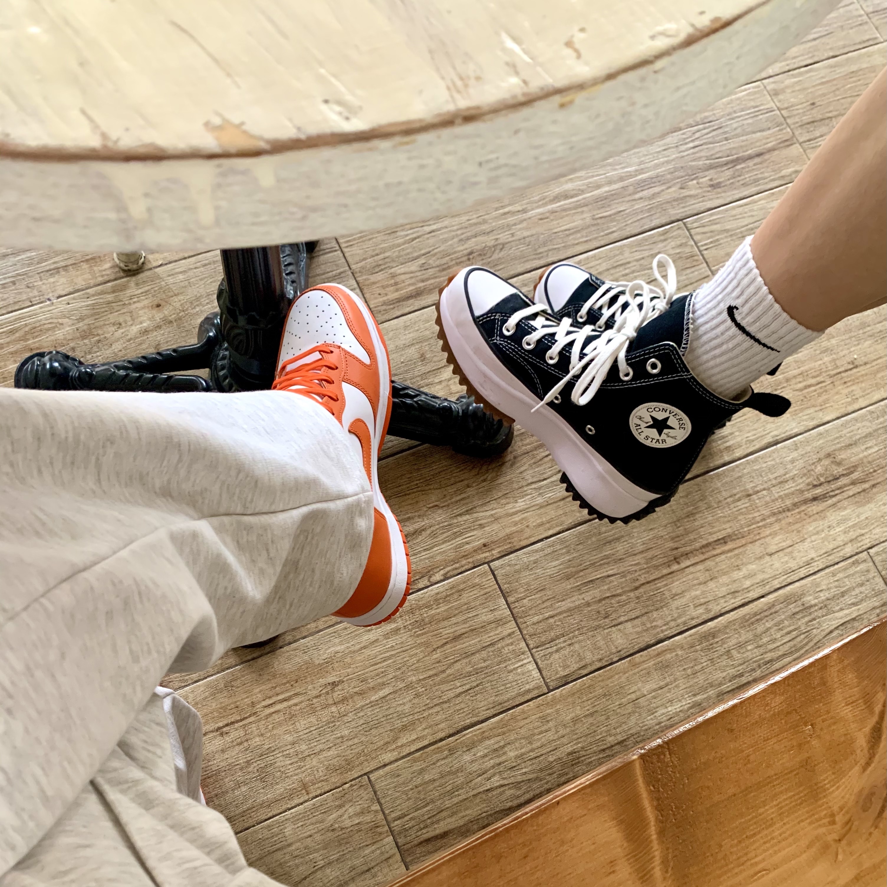 Nike Dunk High Retro Orange Blaze, Converse Run Star Hike Hi Black White Gum 착용 스타일