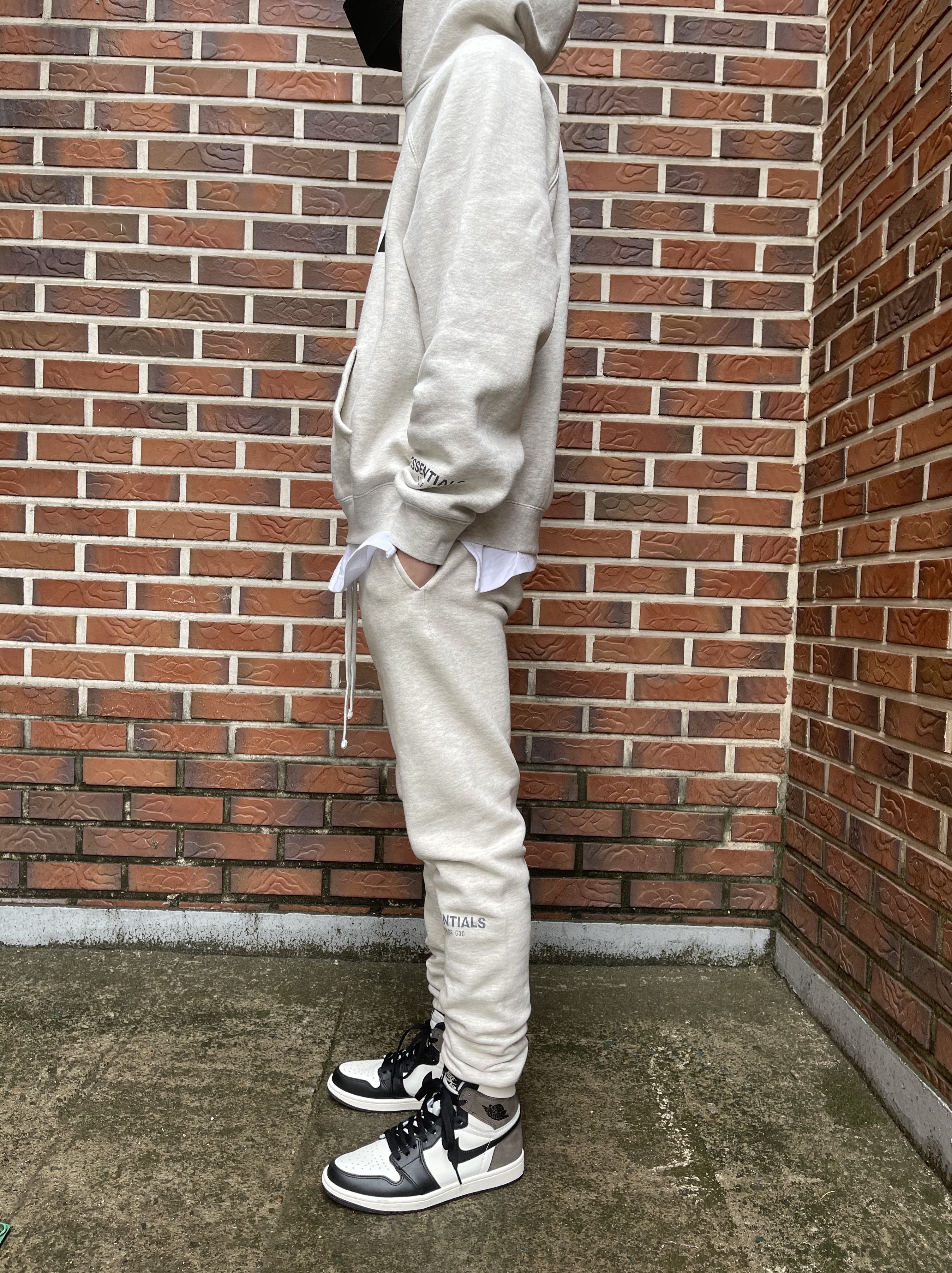 Jordan 1 Retro High OG Black Mocha, Essentials 3D Silicon Applique Pullover Hoodie Oatmeal/Oatmeal Heather/Light Heather Oatmeal 2020 착용 스타일 - 1
