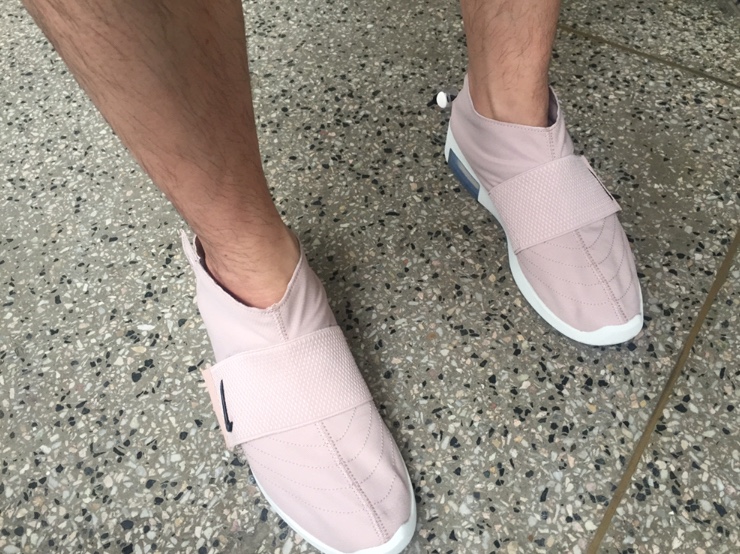 Nike x Fear of God Air Fear of God Moccasin Particle Beige 착용 스타일