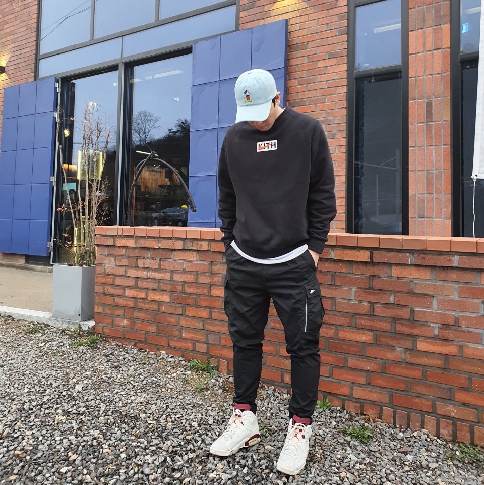Jordan 6 Retro Maroon 2015, Nike x Kith New York Knicks Fleece Crewneck Black 착용 스타일 - 1