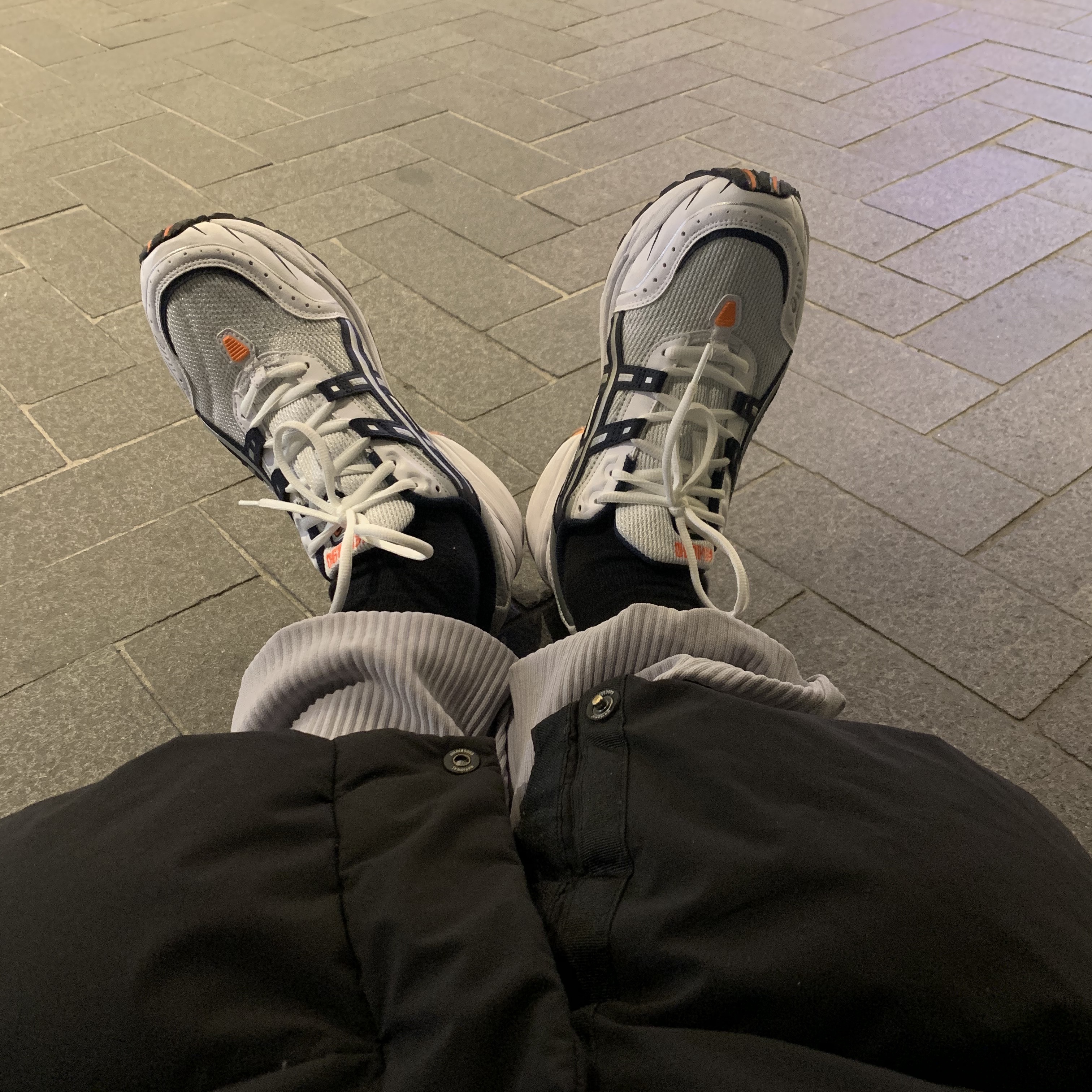 Asics Gel-1090 White Midnight 착용 스타일