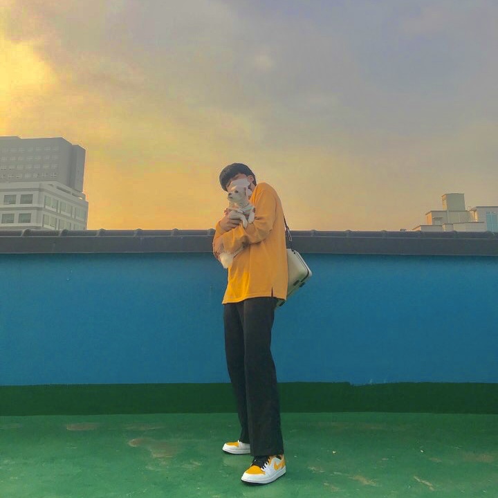 Jordan 1 Mid White University Gold 착용 스타일