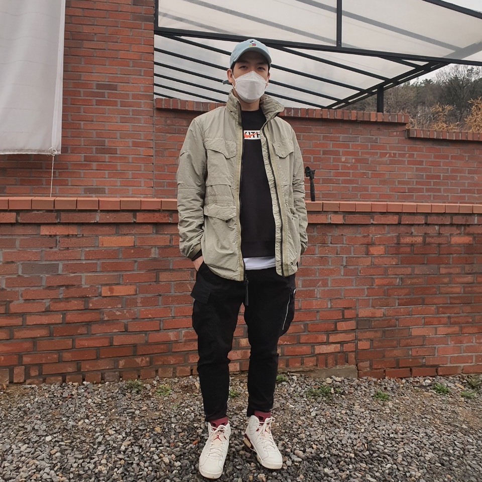 Jordan 6 Retro Maroon 2015, Nike x Kith New York Knicks Fleece Crewneck Black 착용 스타일 - 2