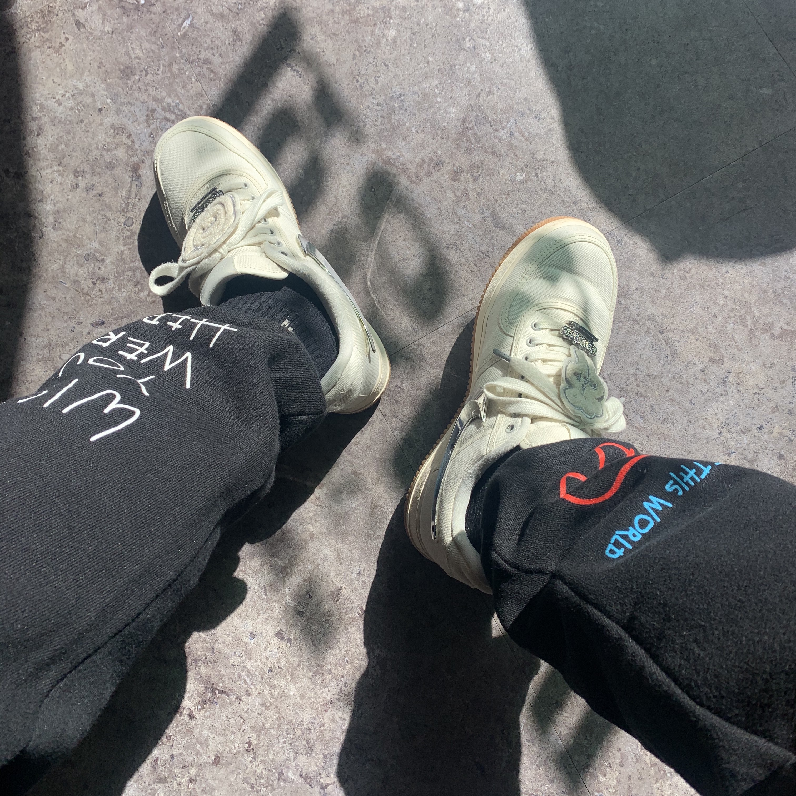 Nike x Travis Scott Air Force 1 Low Sail 착용 스타일