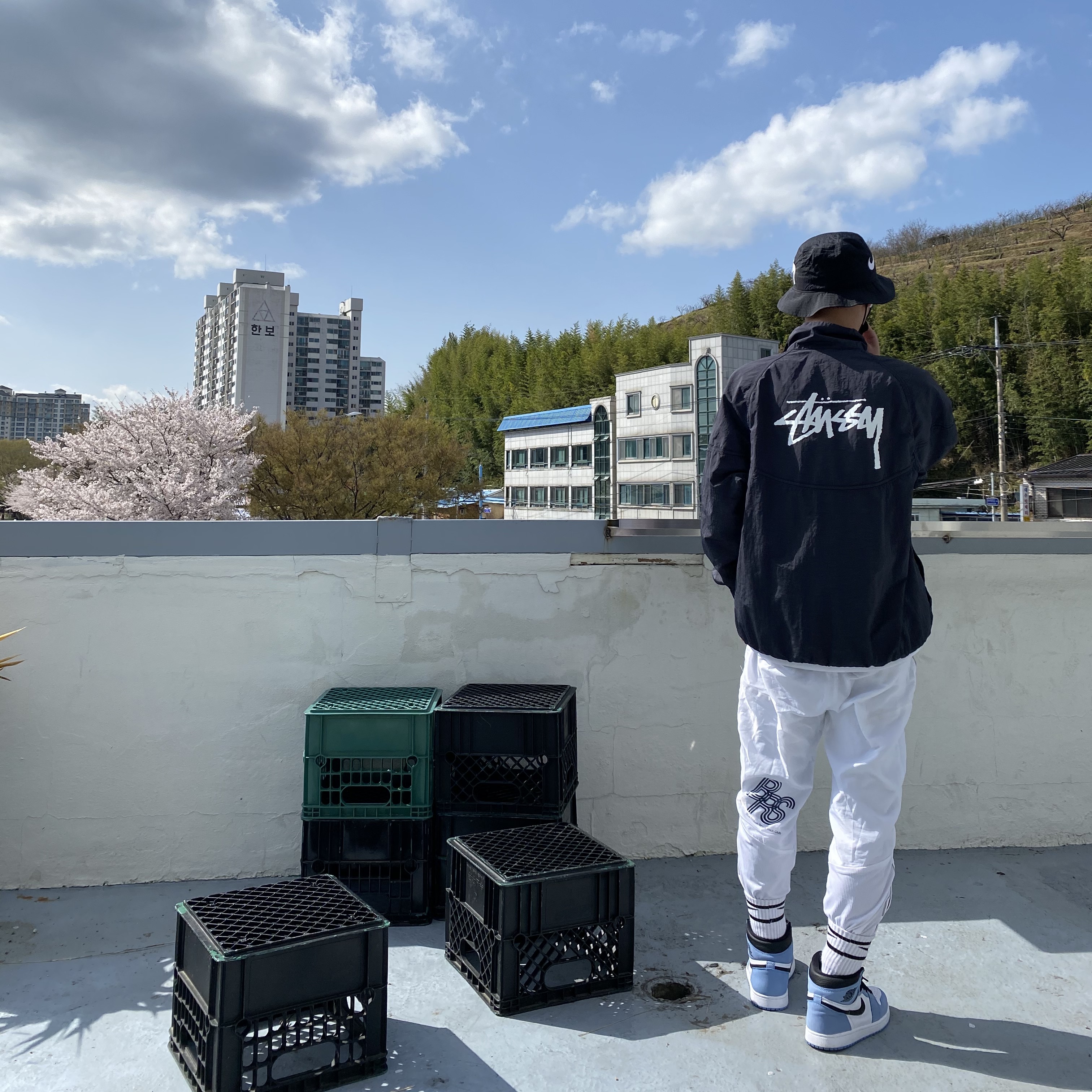 Nike x Stussy Windrunner Jacket Off Noir, Nike x Stussy Bucket Hat Black 착용 스타일 - 1