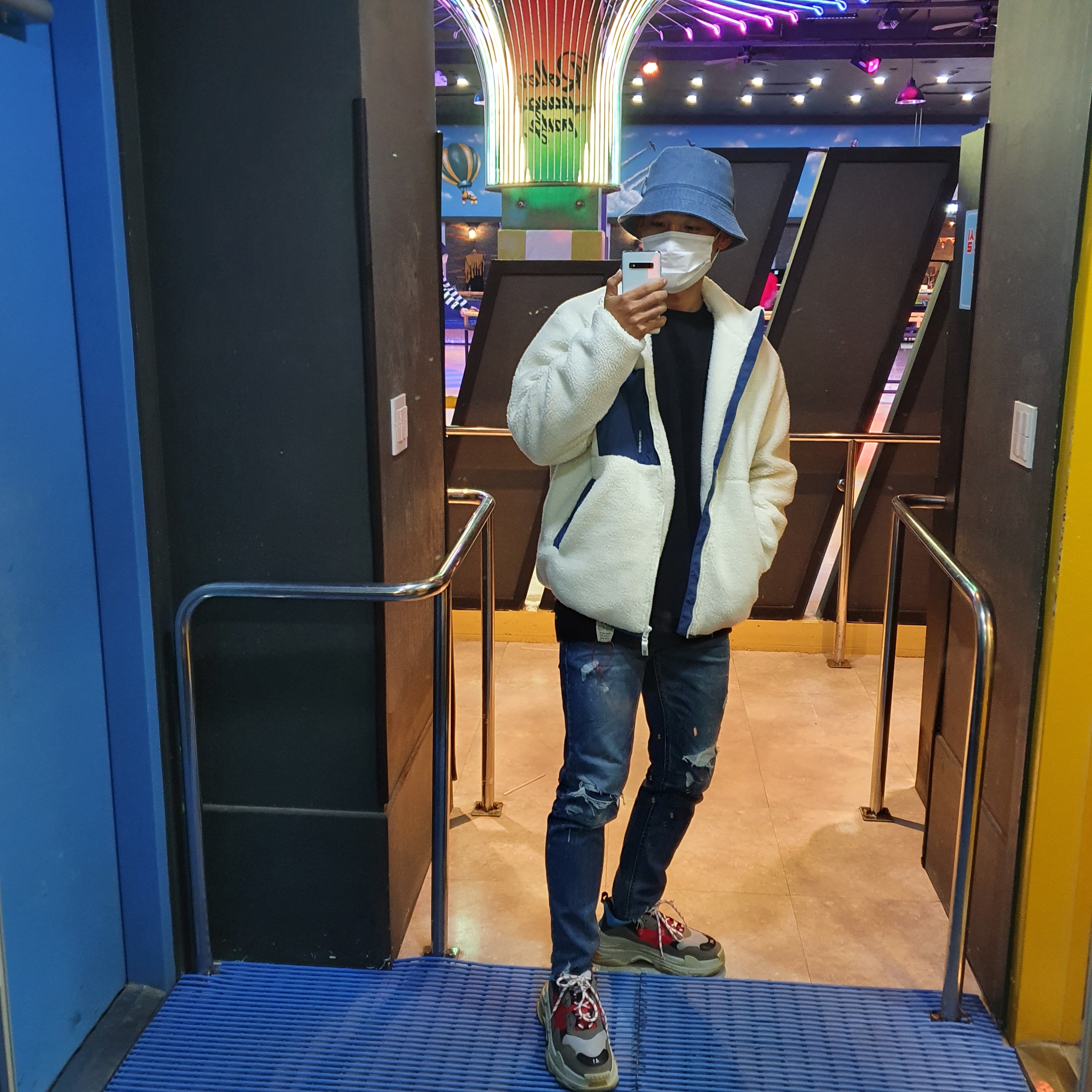 Balenciaga Triple S Grey Red Blue 2018 Reissue 착용 스타일