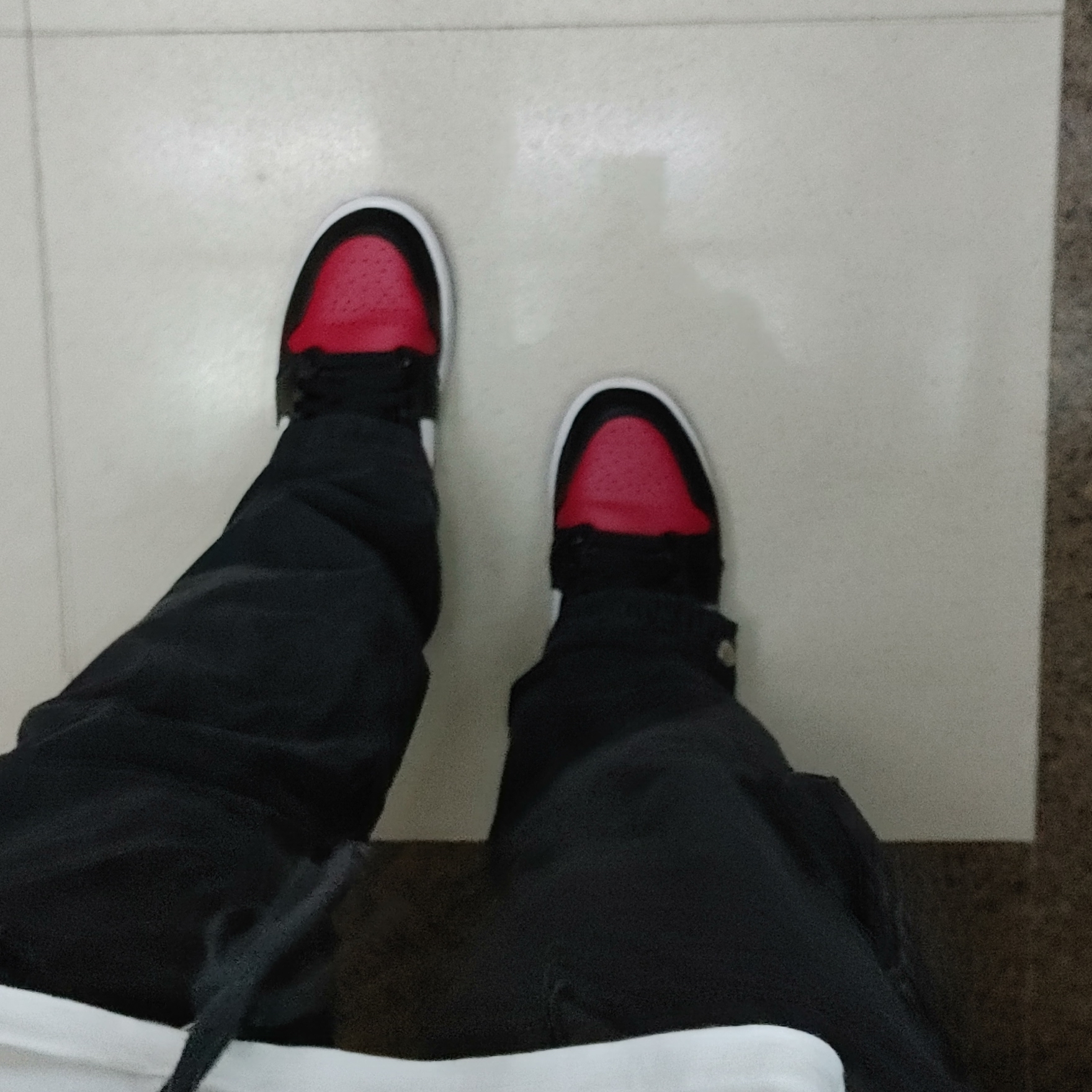 Jordan 1 Mid Bred Toe Noble Red 착용 스타일 - 2