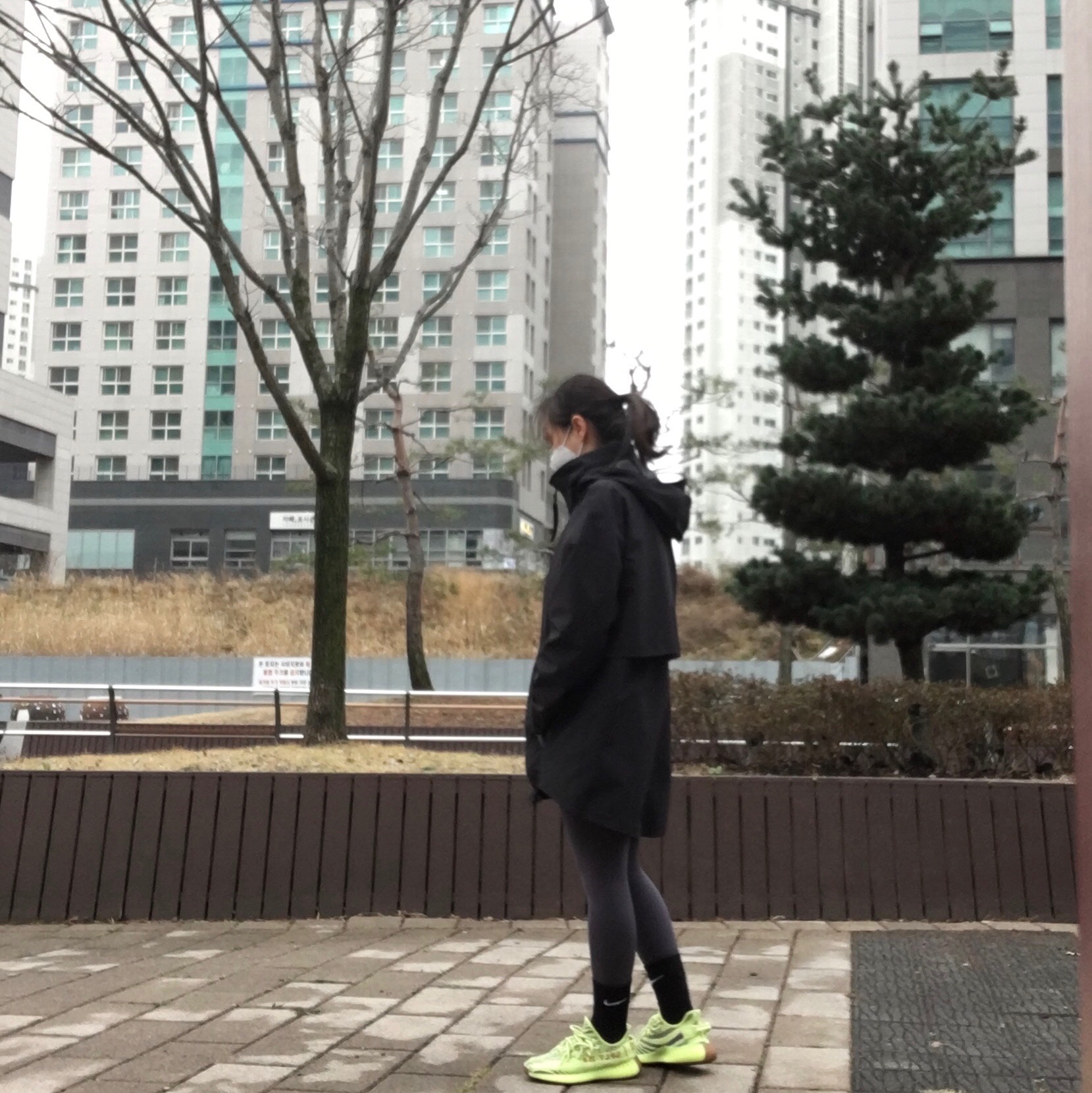 Adidas Yeezy Boost 350 V2 Semi Frozen Yellow 착용 스타일