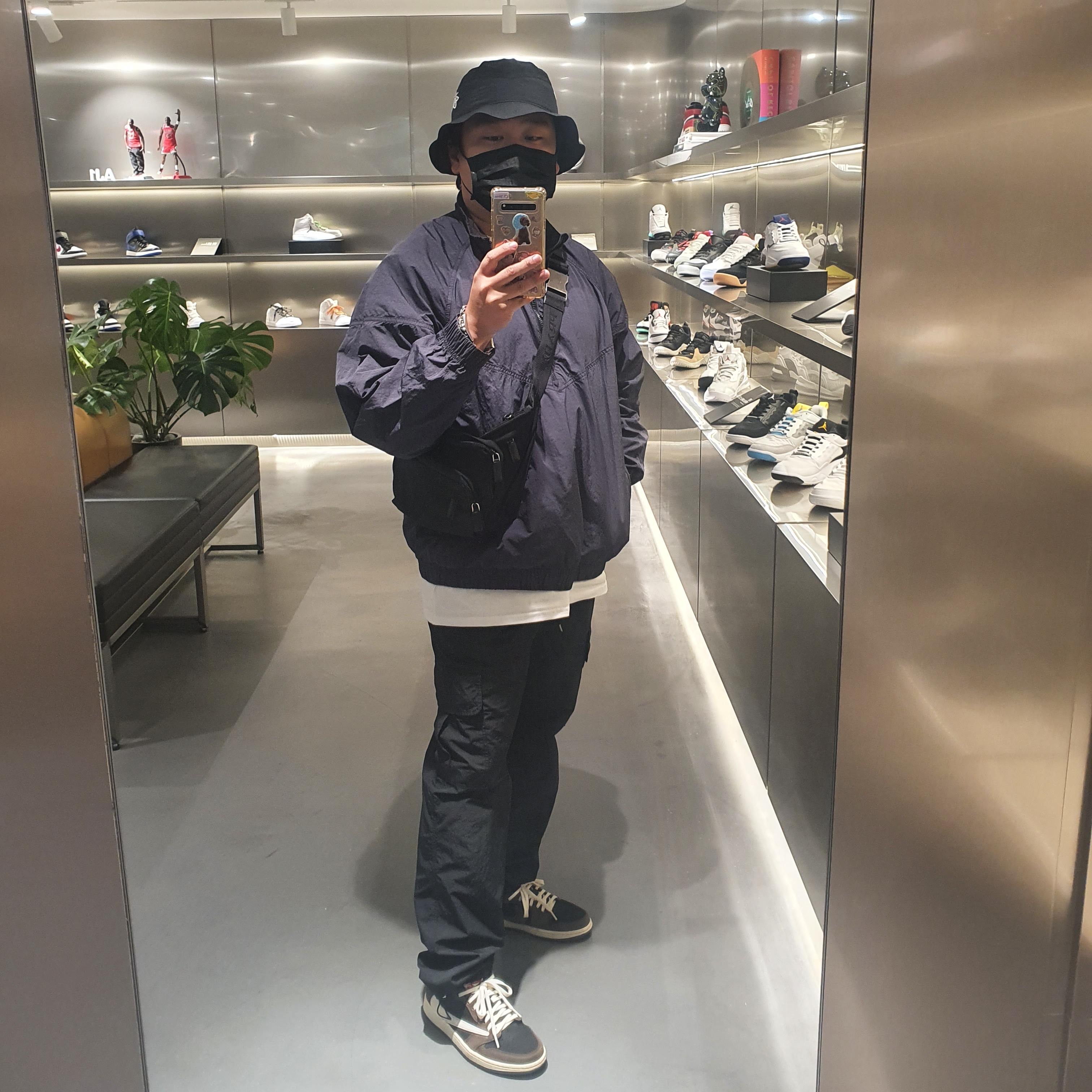 Jordan 1 x Travis Scott Retro Low OG SP Mocha, Nike x Stussy Windrunner Jacket Off Noir 착용 스타일