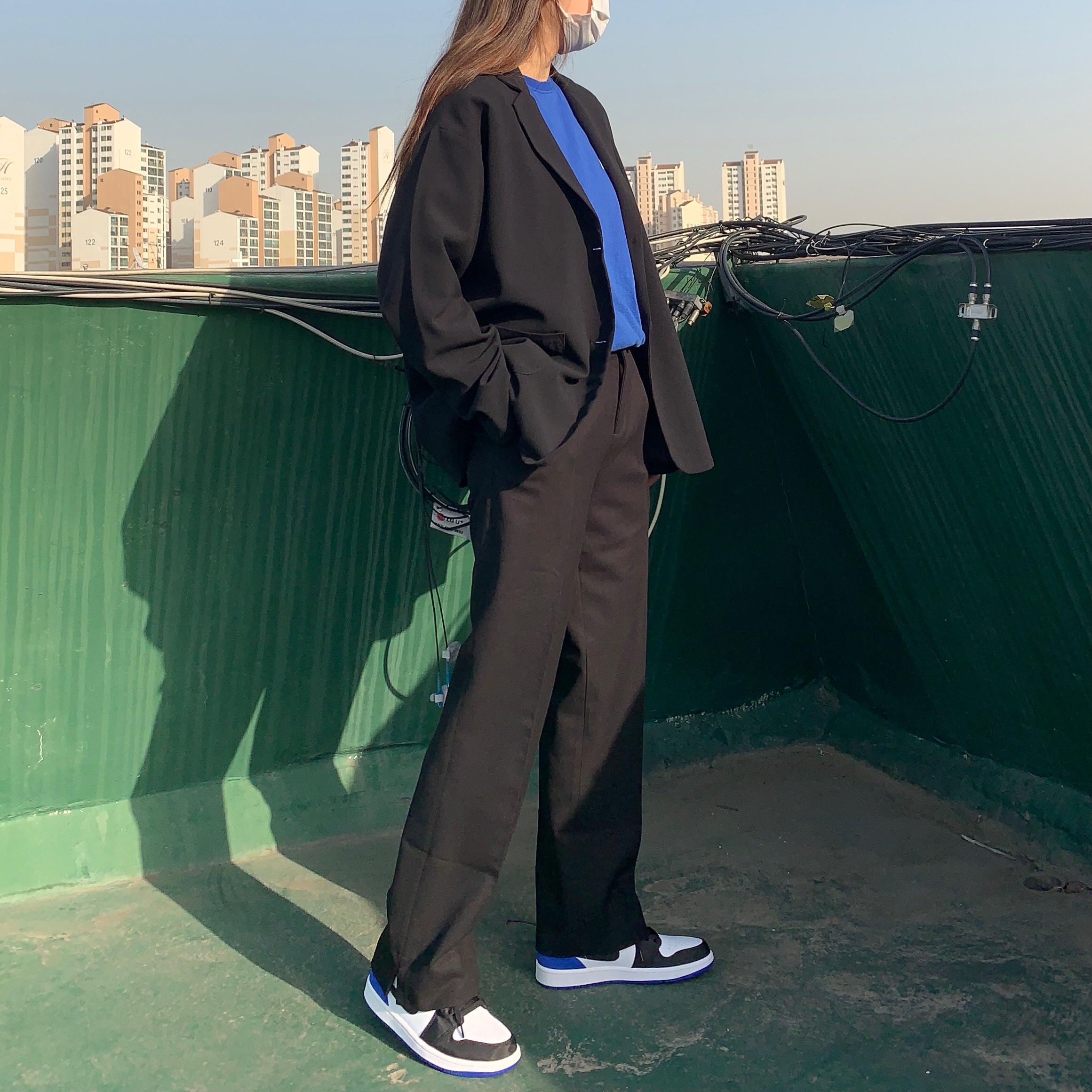 Jordan 1 Mid SE Hyper Royal 착용 스타일 - 1