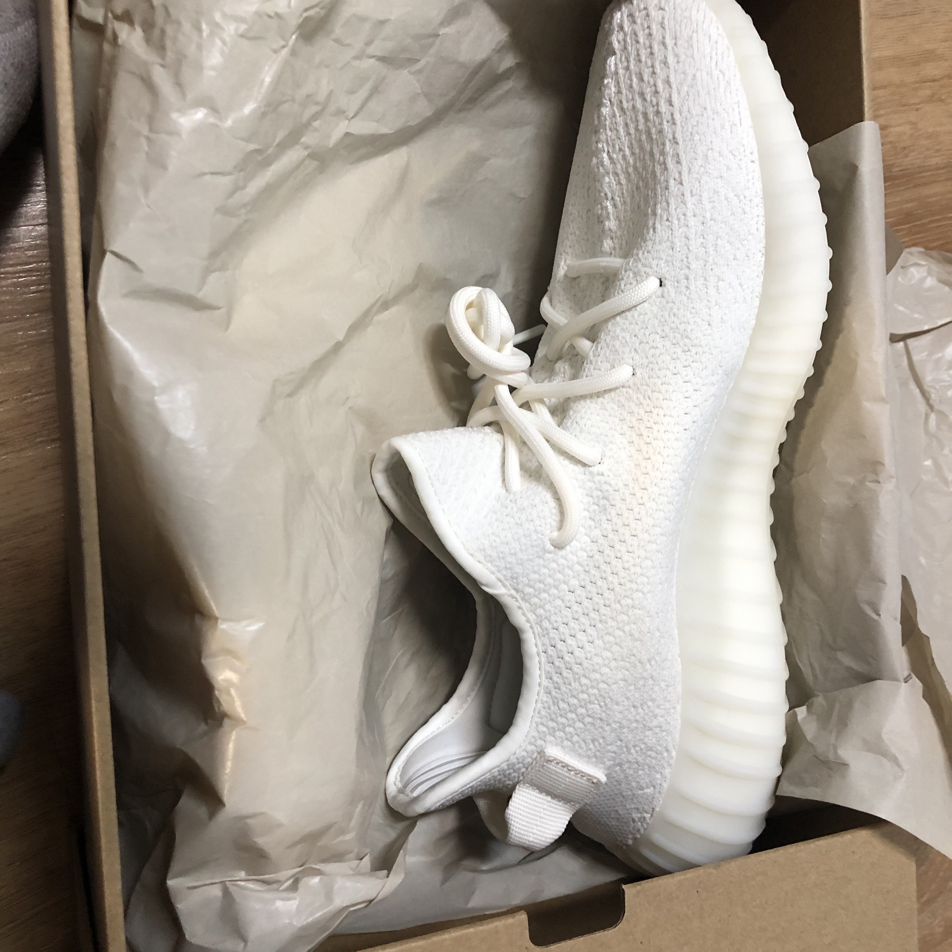 Adidas Yeezy Boost 350 V2 Cream/Triple White 착용 스타일