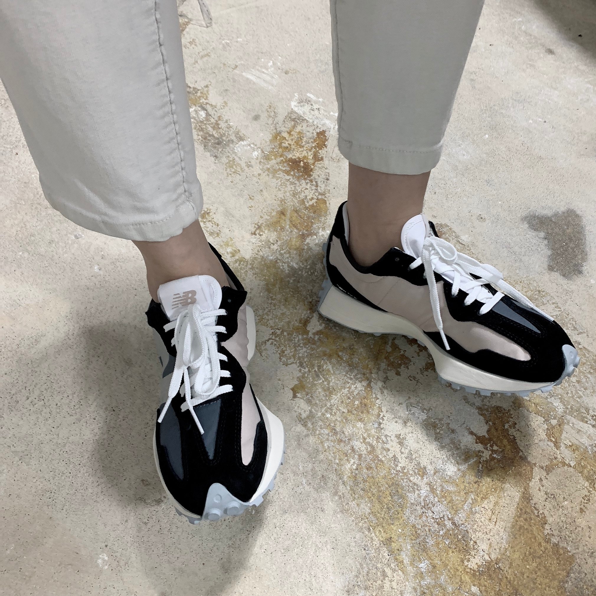 (W) New Balance 327 Black 착용 스타일