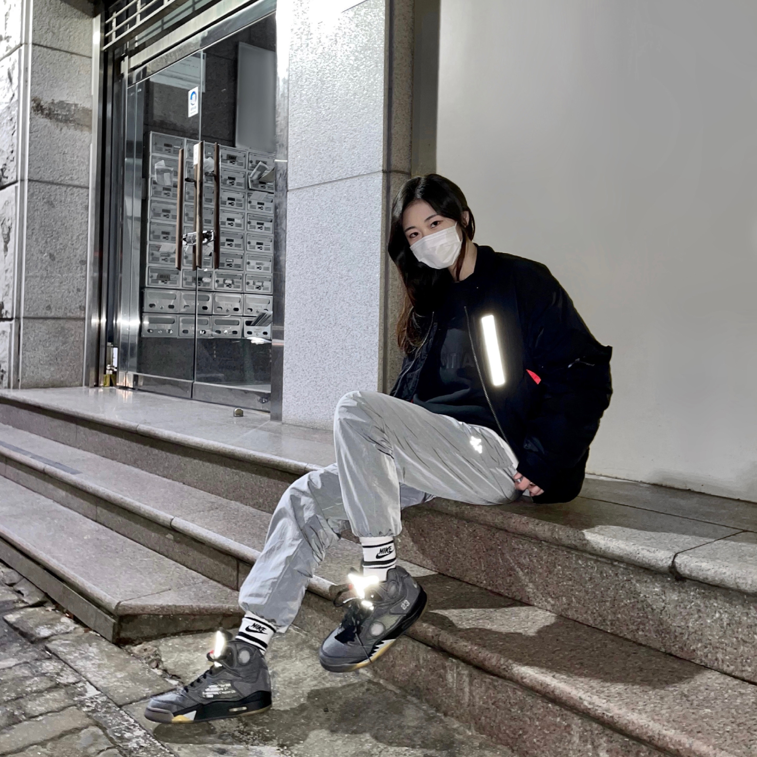 Jordan 5 x Off-White Retro SP Black Muslin, Essentials 3D Silicon Applique Crewneck Dark Slate/Black 2020 착용 스타일