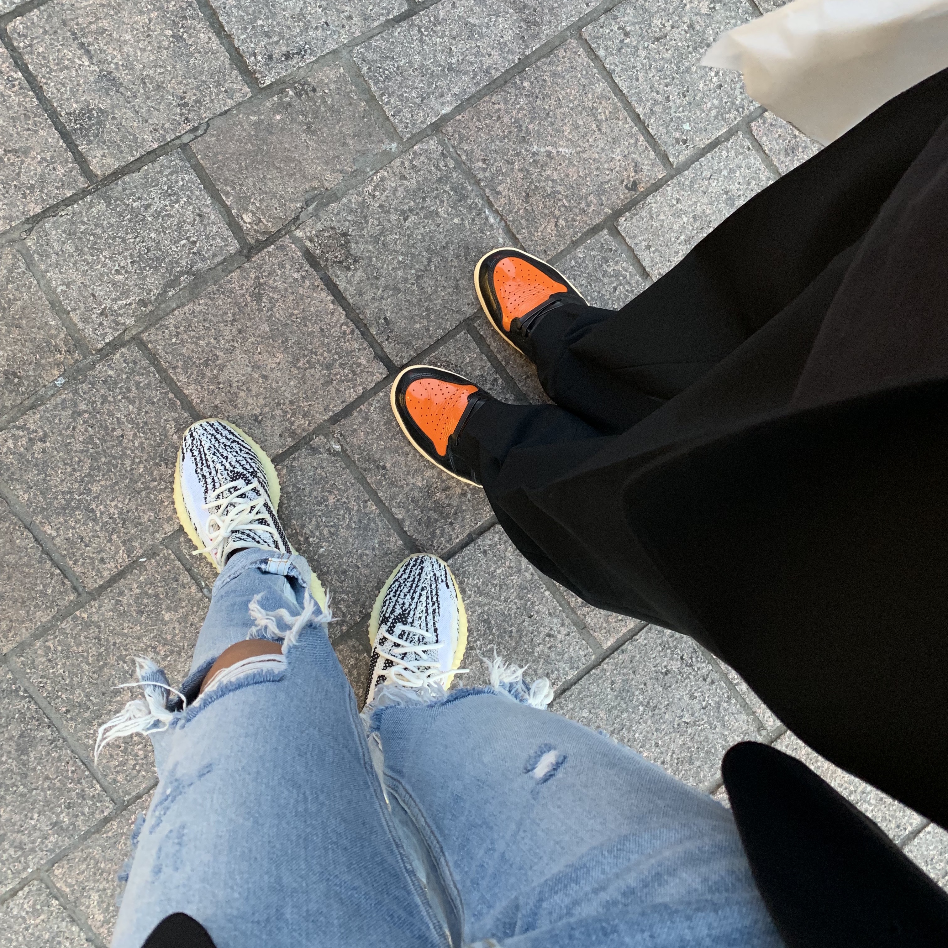 Adidas Yeezy Boost 350 V2 Zebra 2017/2019/2020, Jordan 1 Retro High Shattered Backboard 3.0 착용 스타일