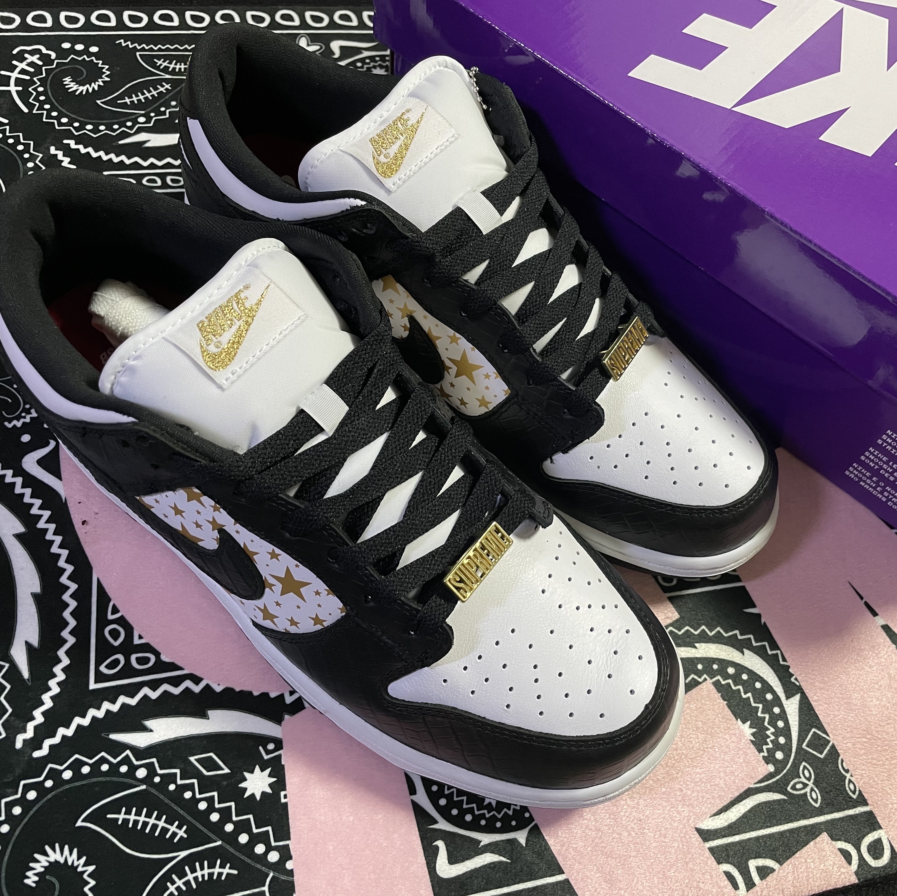Nike x Supreme SB Dunk Low Black 착용 스타일 - 1