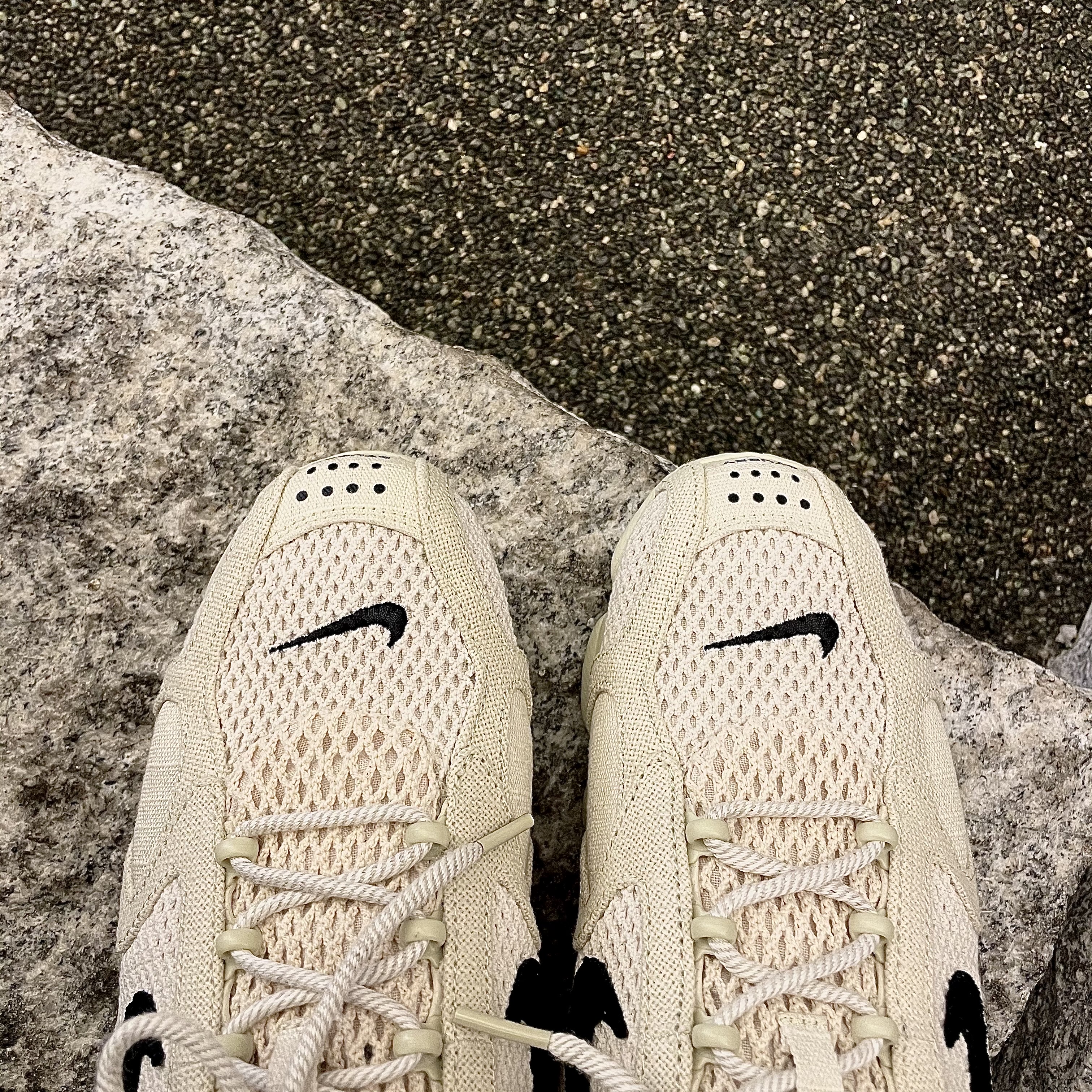 Nike x Stussy Air Zoom Spiridon Cage 2 Fossil 착용 스타일 - 3