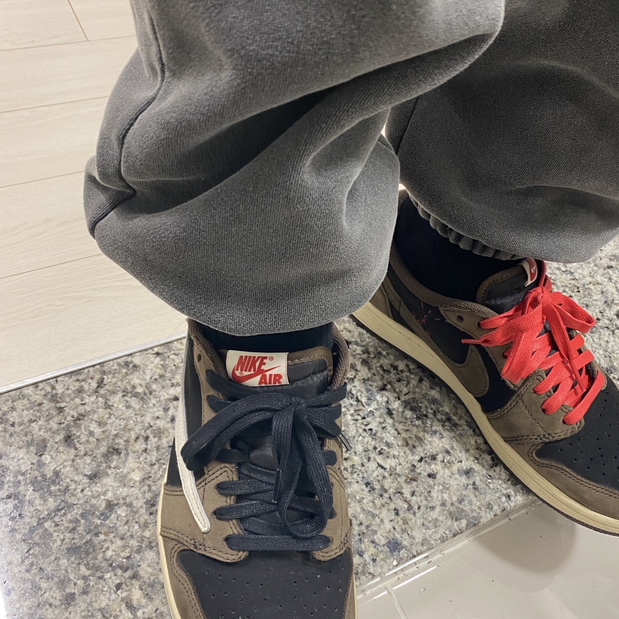 Jordan 1 x Travis Scott Retro Low OG SP Mocha 착용 스타일
