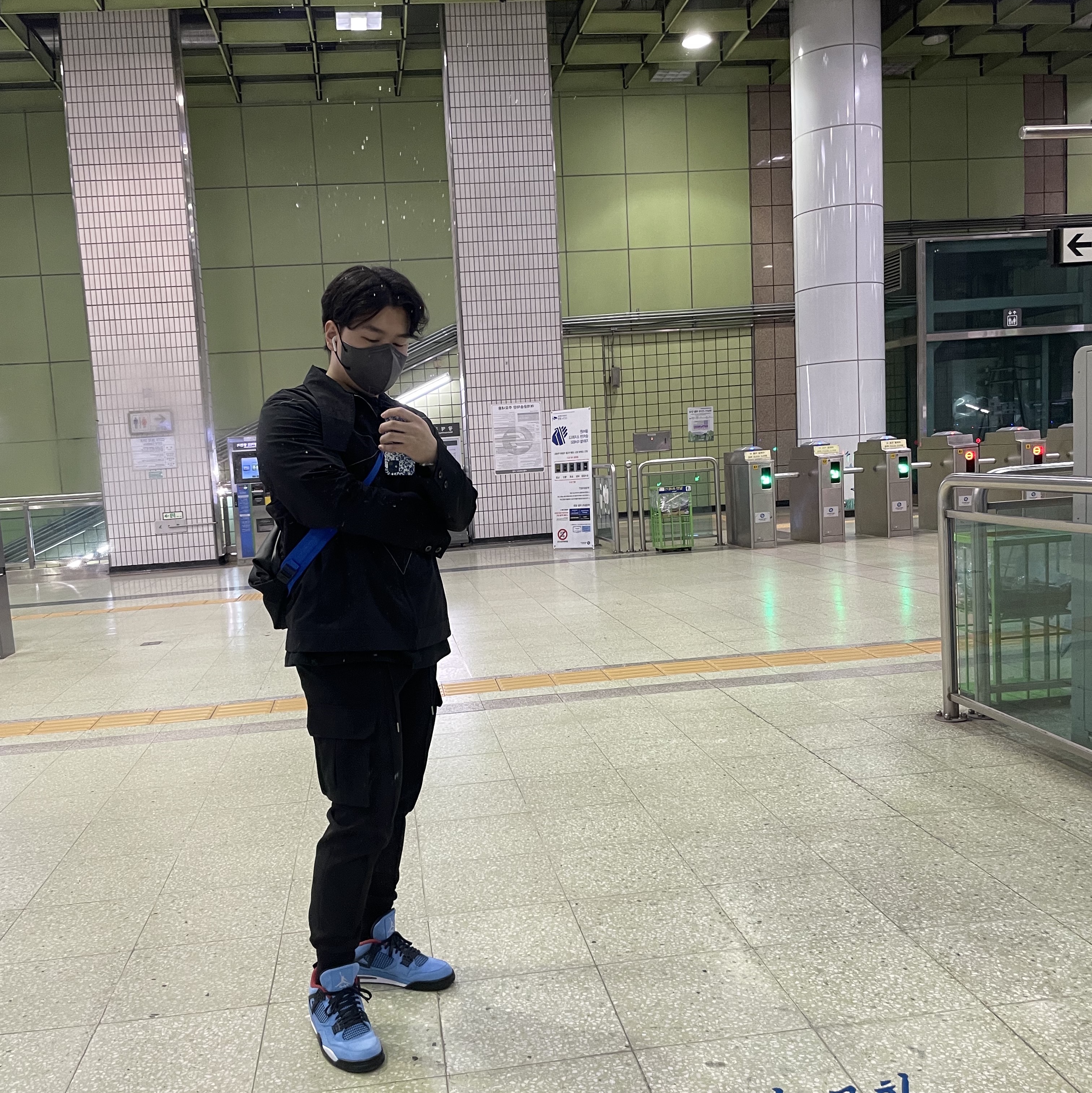 Jordan 4 x Travis Scott Retro Cactus Jack 착용 스타일