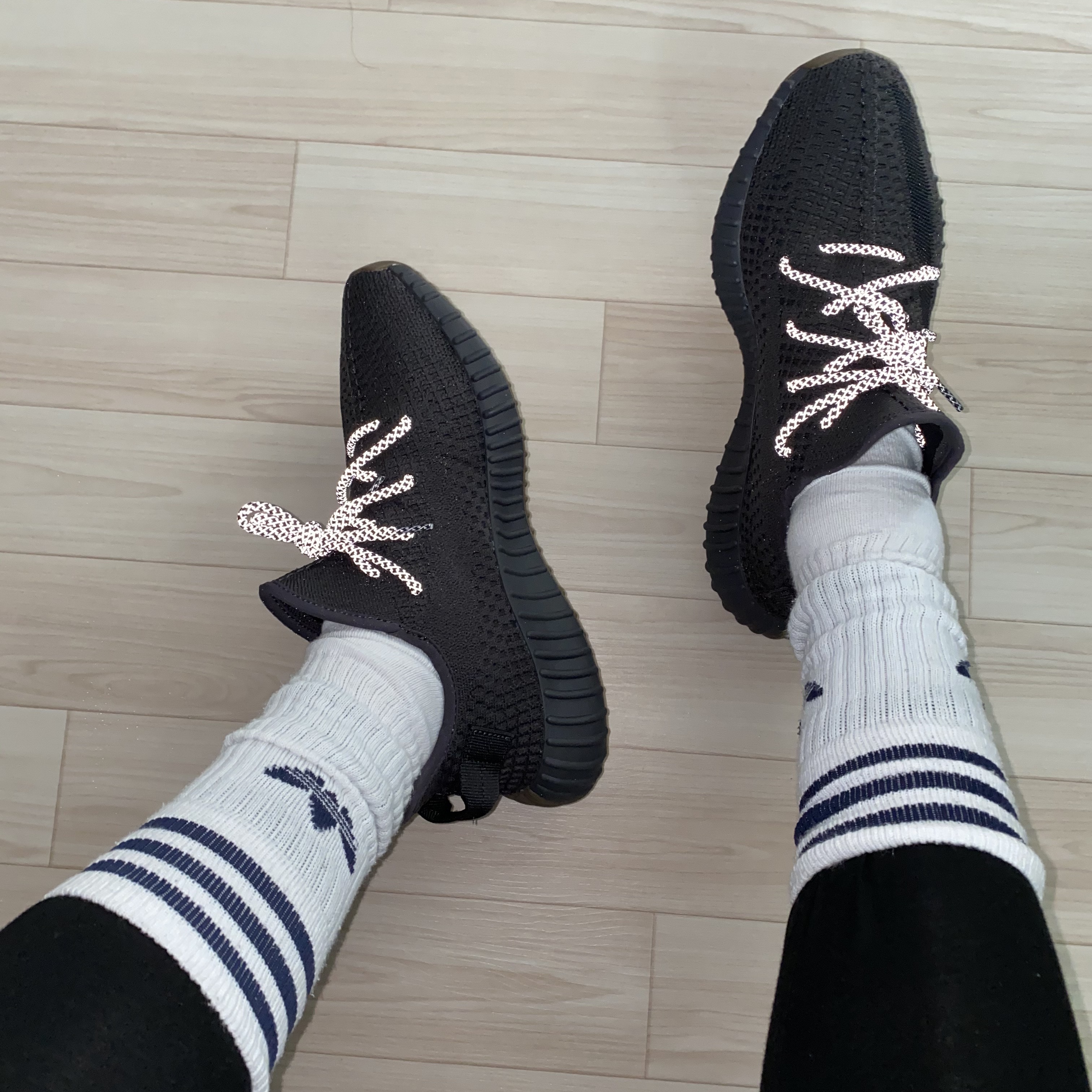 Adidas Yeezy Boost 350 V2 Cinder 착용 스타일