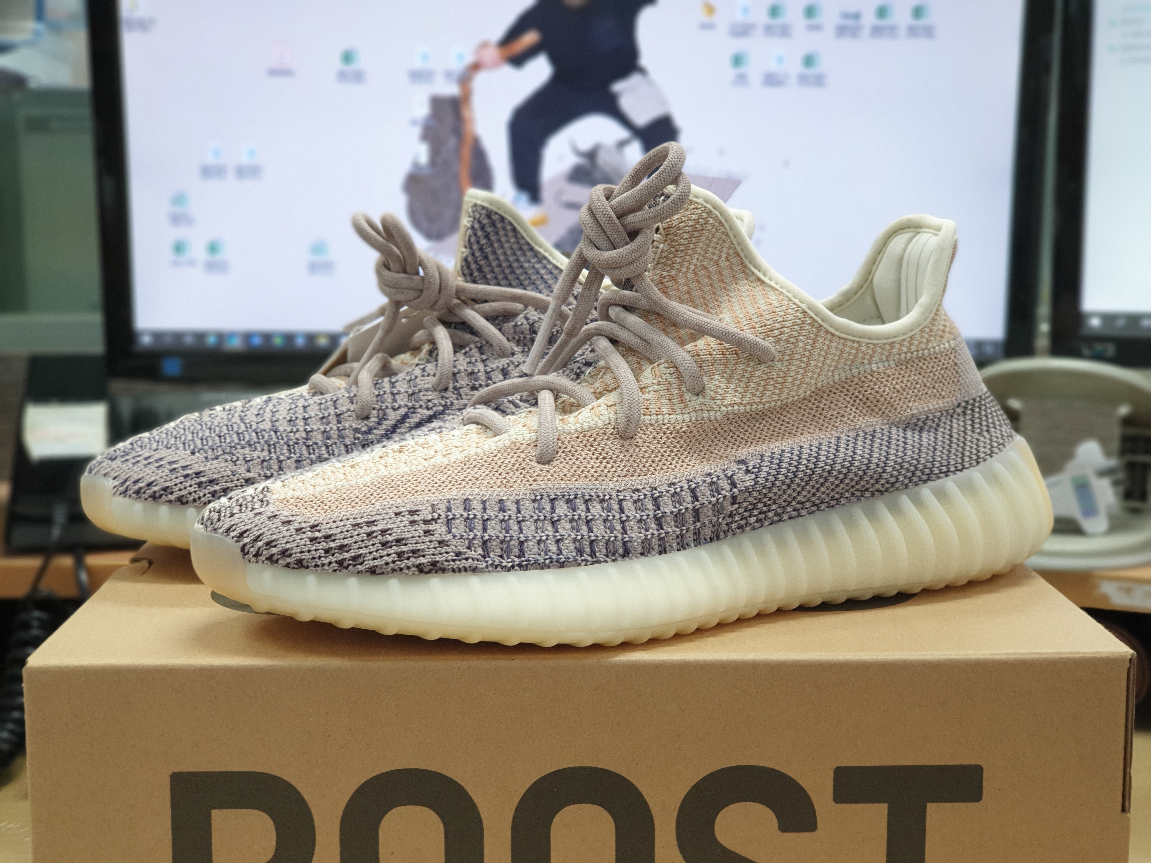 Adidas Yeezy Boost 350 V2 Ash Pearl 착용 스타일