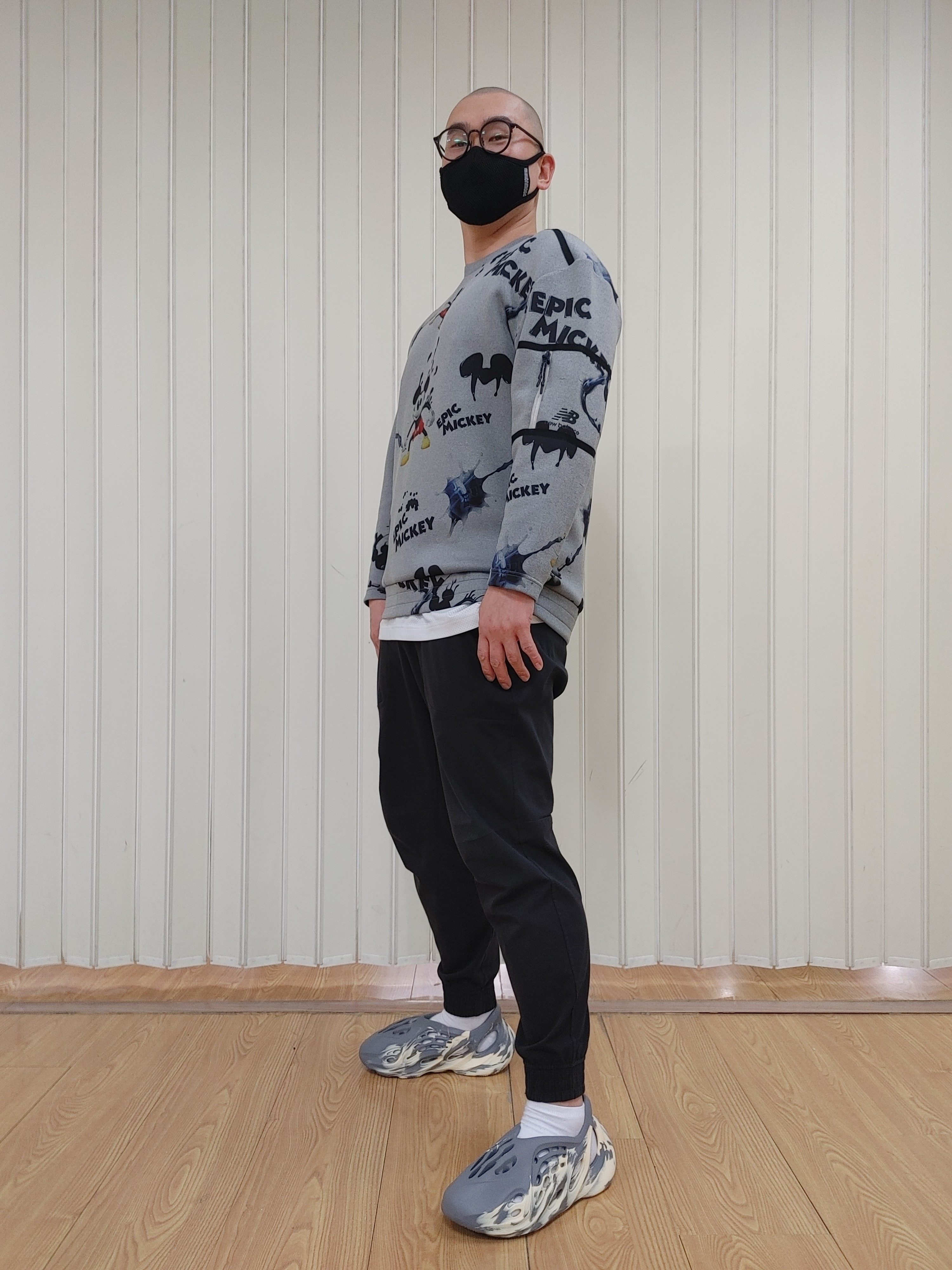 Adidas Yeezy Foam RNNR MXT Moon Gray 착용 스타일 - 2