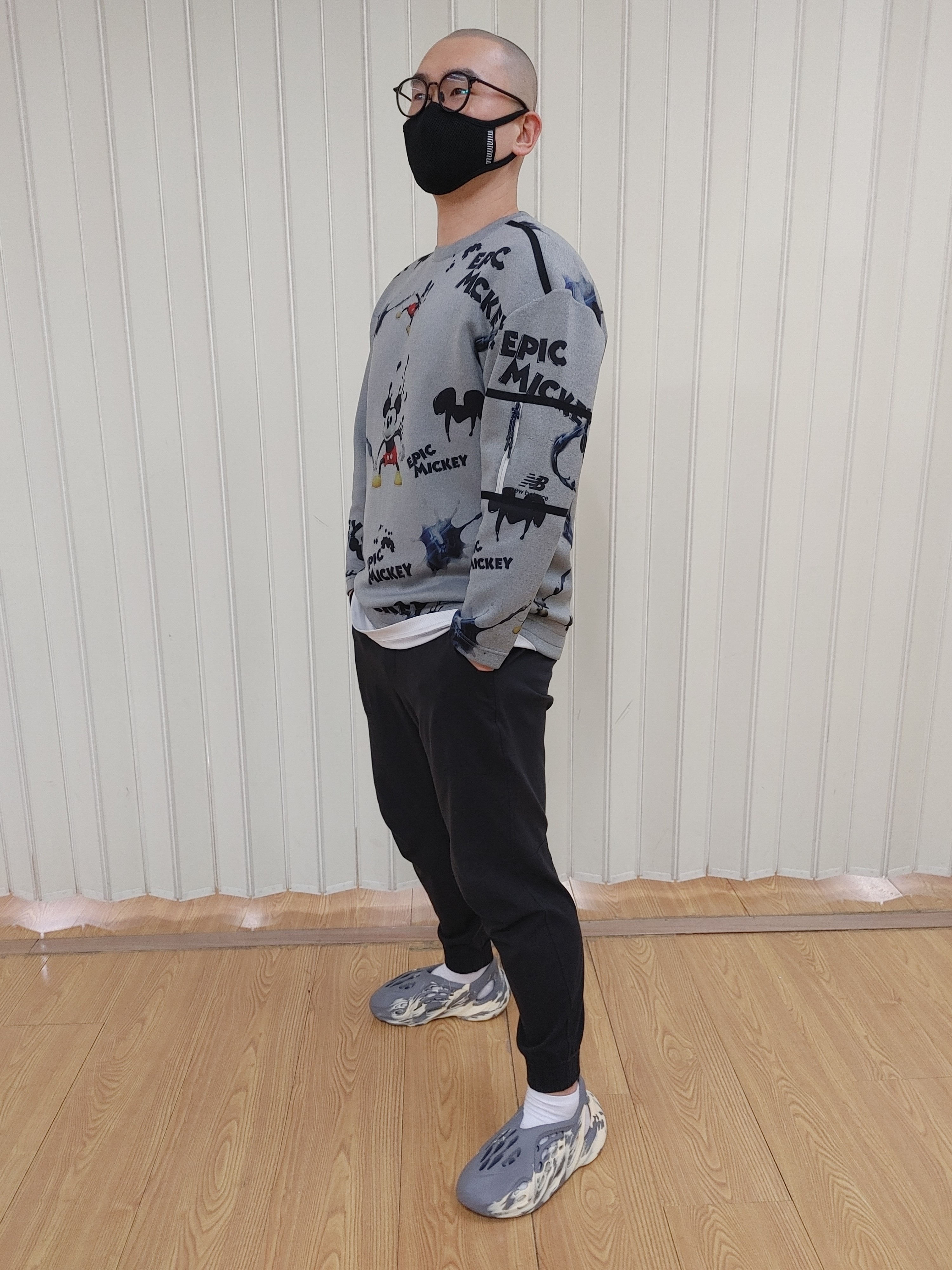 Adidas Yeezy Foam RNNR MXT Moon Gray 착용 스타일 - 1