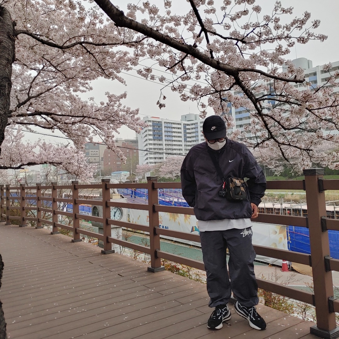 Nike x Stussy Windrunner Jacket Off Noir, Nike x Stussy Beach Pants Off Noir 착용 스타일