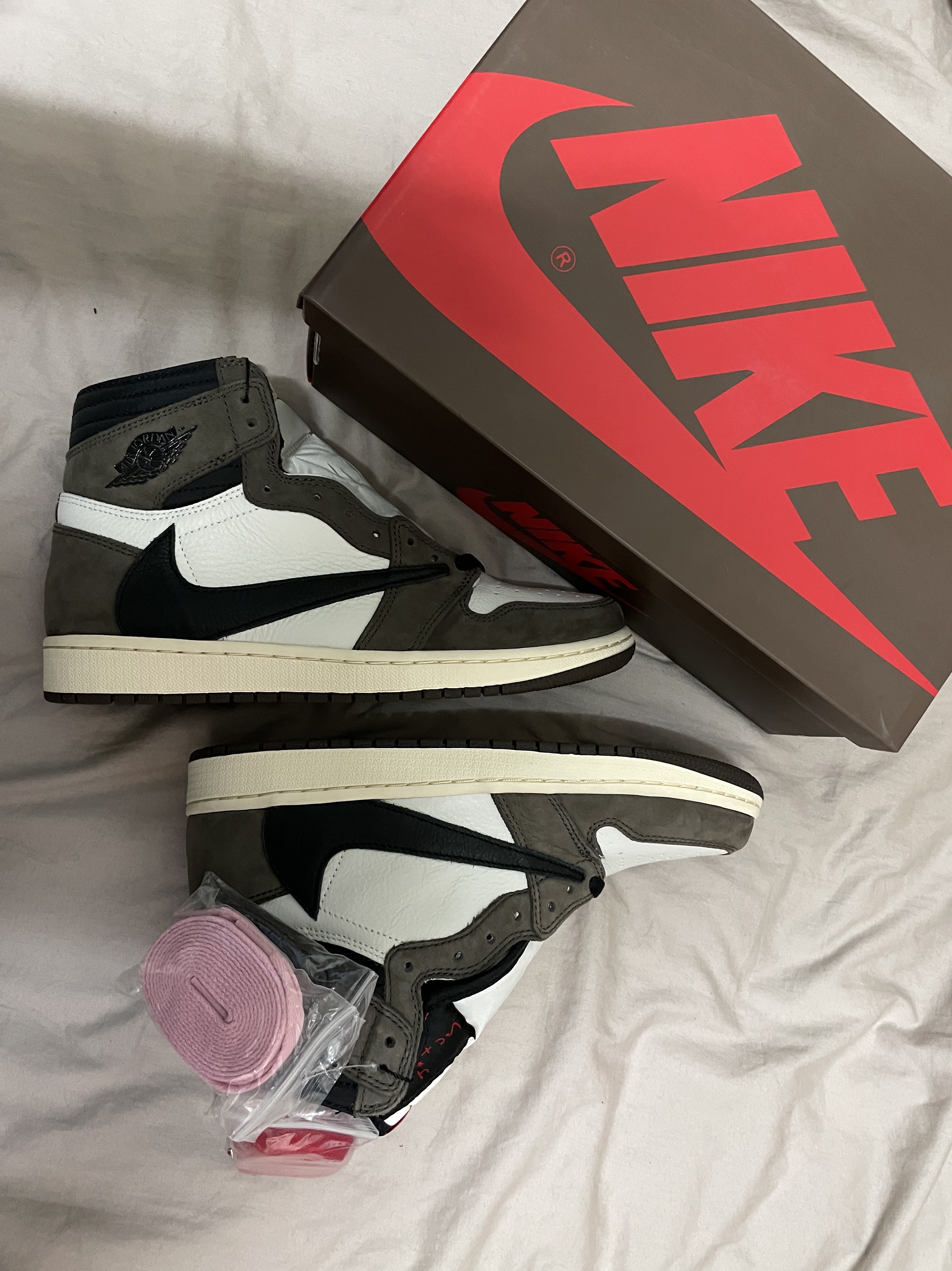 Jordan 1 x Travis Scott Retro High OG SP Mocha 착용 스타일