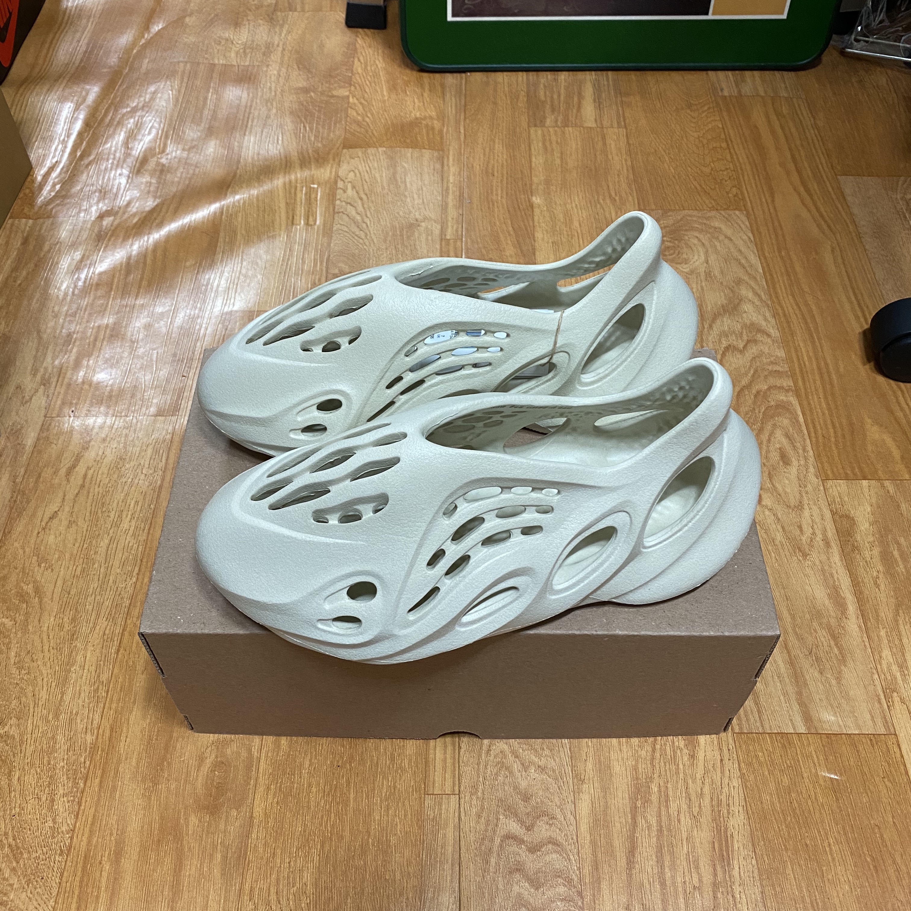 Adidas Yeezy Foam RNNR Sand 착용 스타일