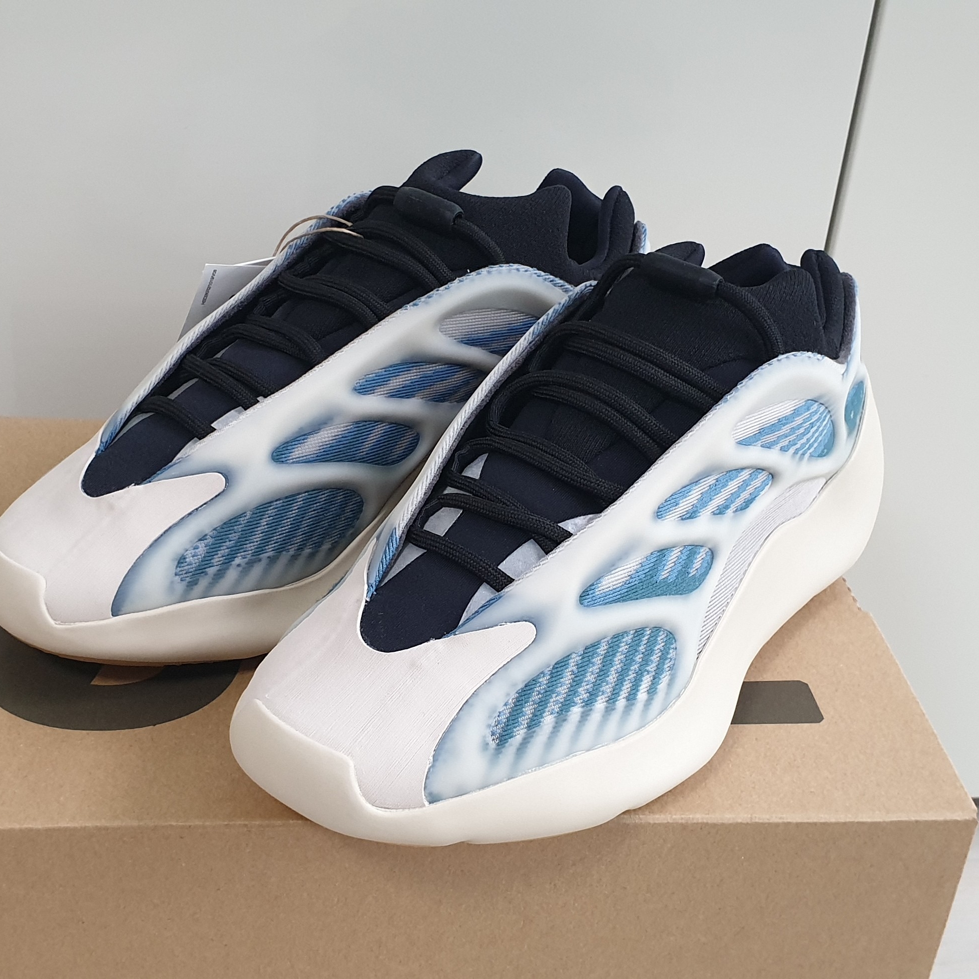 Adidas Yeezy 700 V3 Kyanite 착용 스타일 - 1