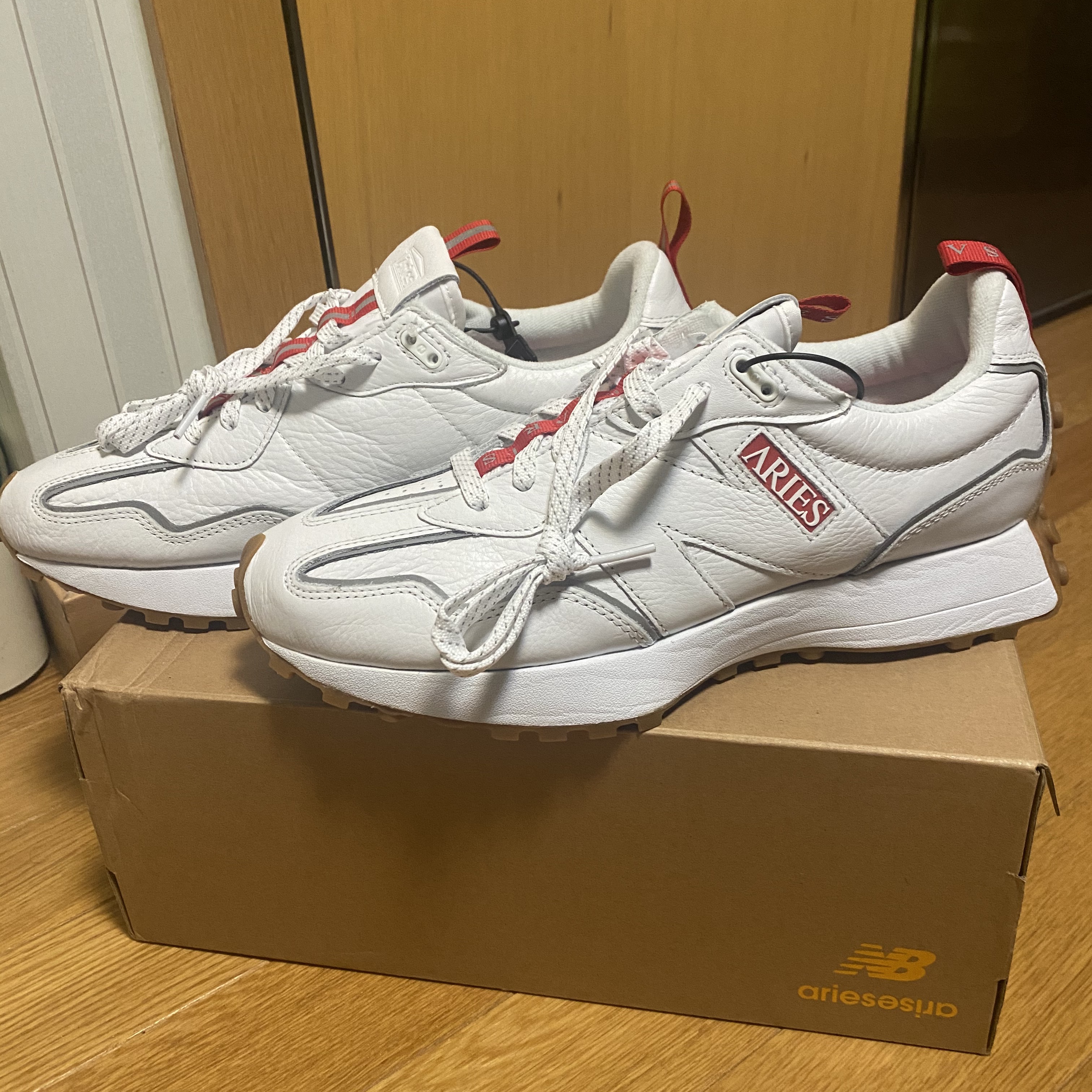New Balance x Aries 327 White 착용 스타일 - 2