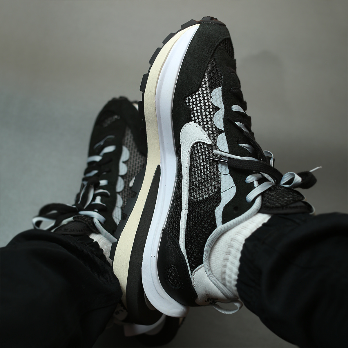 Nike x Sacai VaporWaffle Black White 착용 스타일 - 2