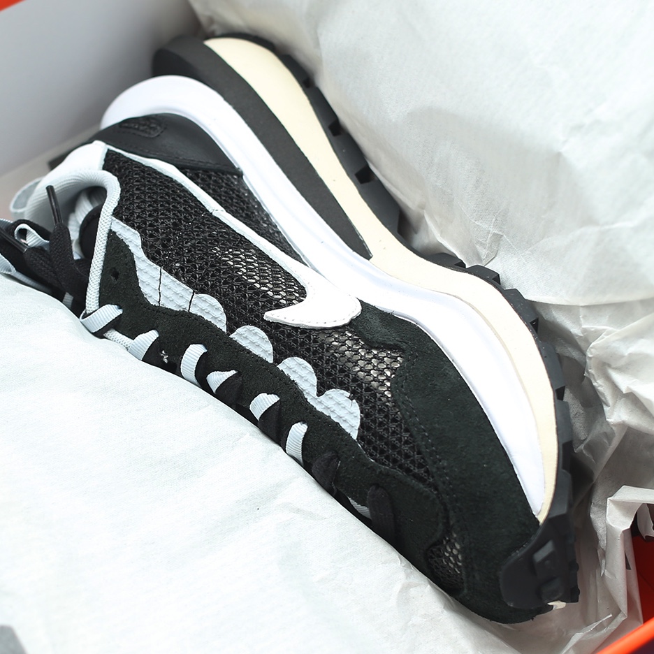 Nike x Sacai VaporWaffle Black White 착용 스타일 - 4