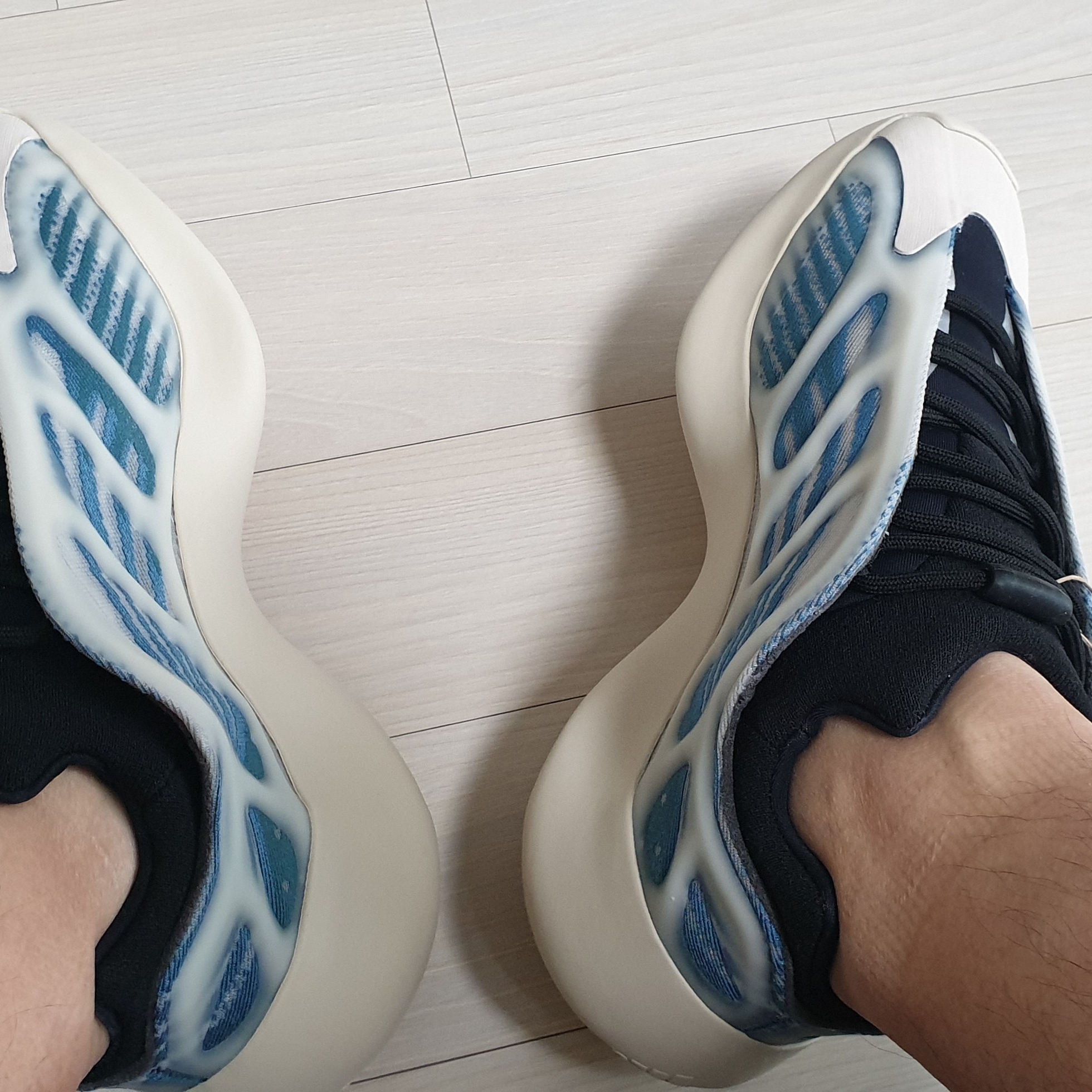 Adidas Yeezy 700 V3 Kyanite 착용 스타일 - 3
