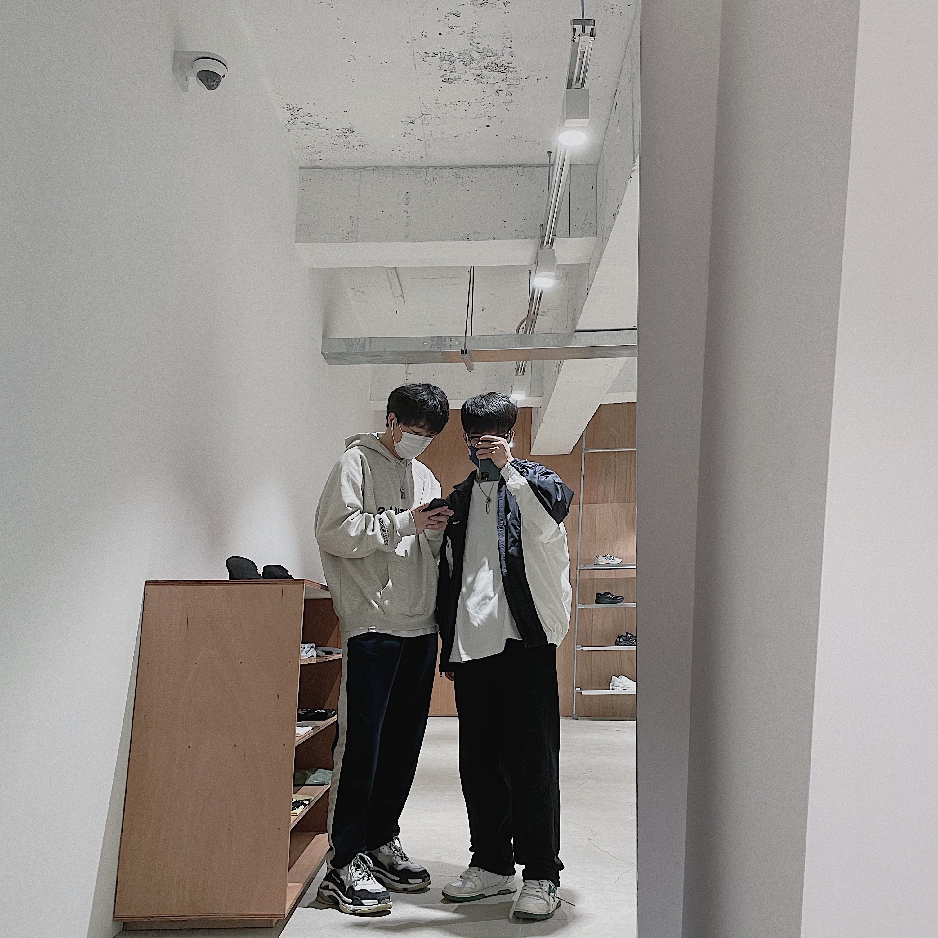 Balenciaga Triple S Trainer White Black, Essentials 3D Silicon Applique Pullover Hoodie Heather Oatmeal/Dark Heather Oatmeal - 20FW 착용 스타일 - 1