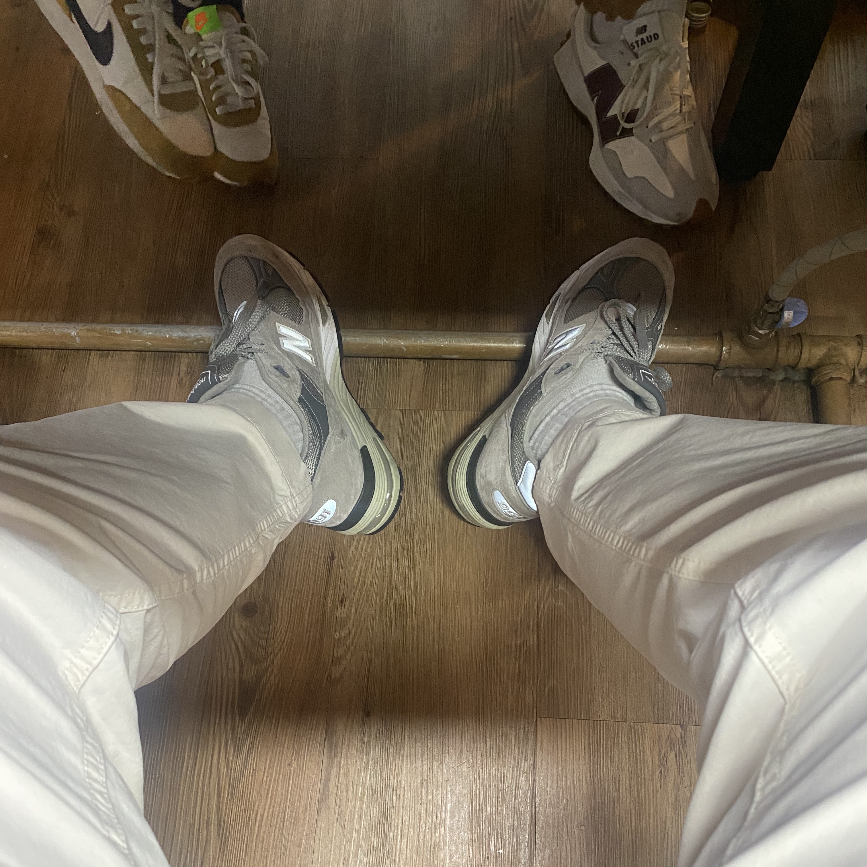 New Balance 991 Made in UK Grey, (W) New Balance x Staud 327 Moonbeam 착용 스타일