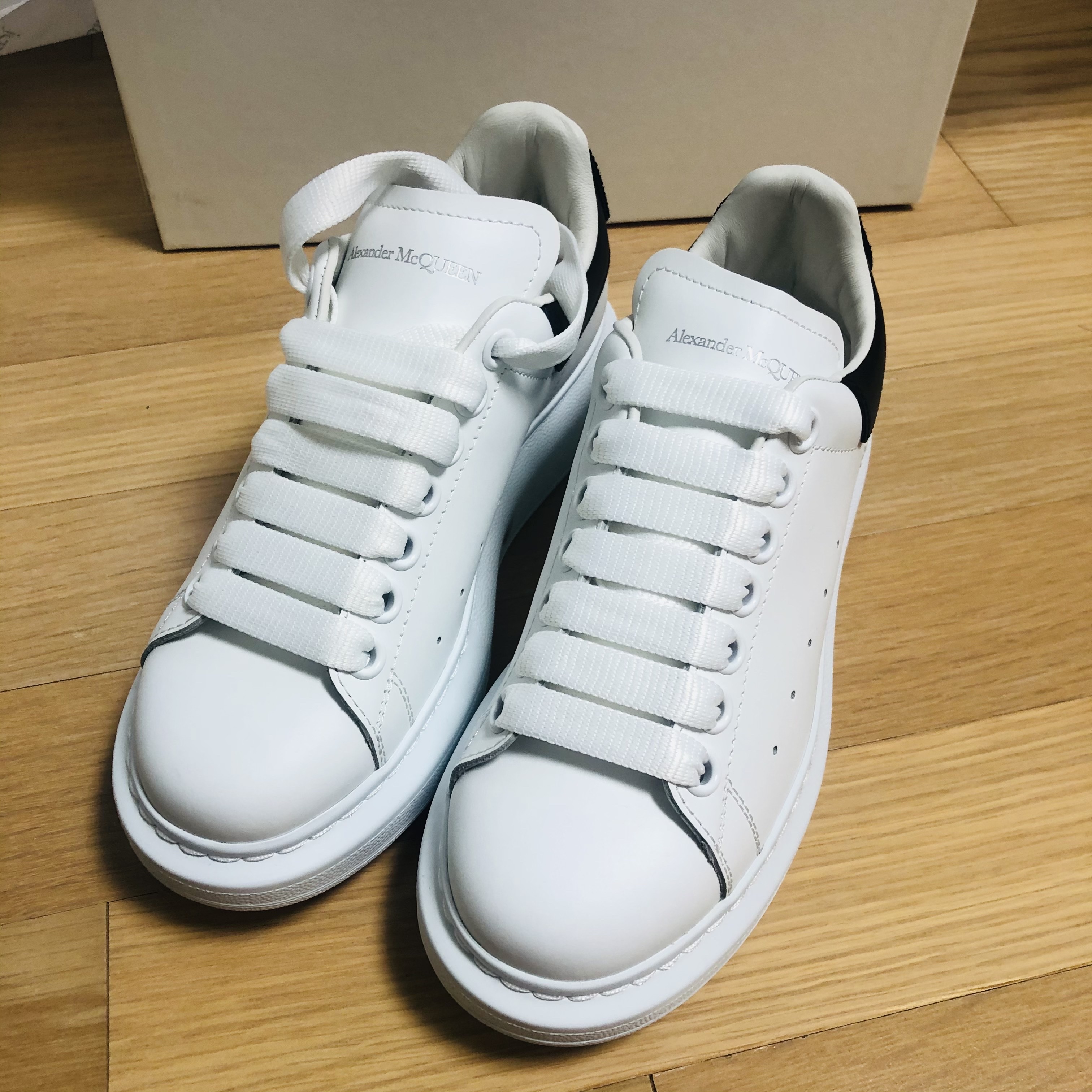 (W) Alexander McQueen Oversized Sneakers Heart White Black 착용 스타일 - 1