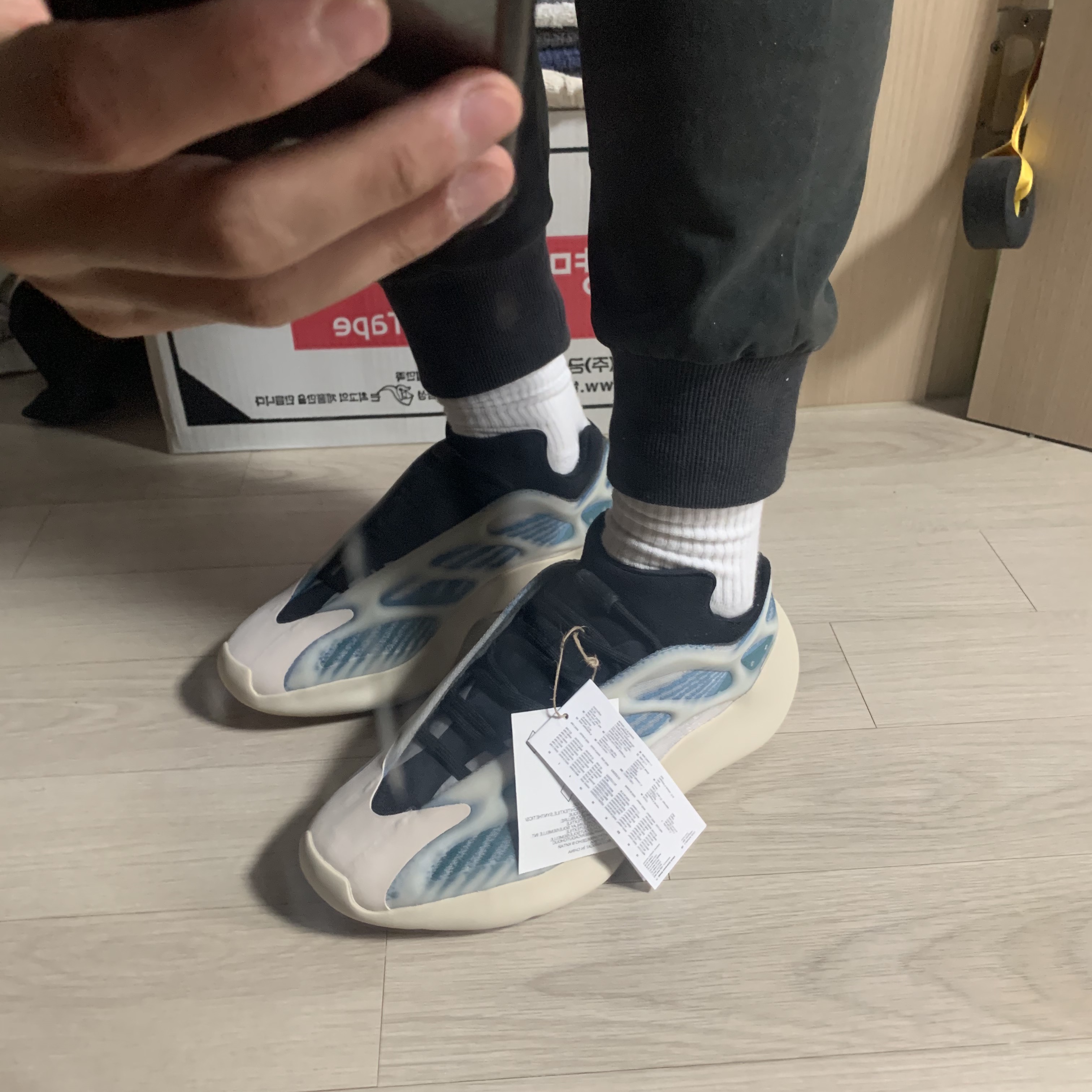 Adidas Yeezy 700 V3 Kyanite 착용 스타일 - 2