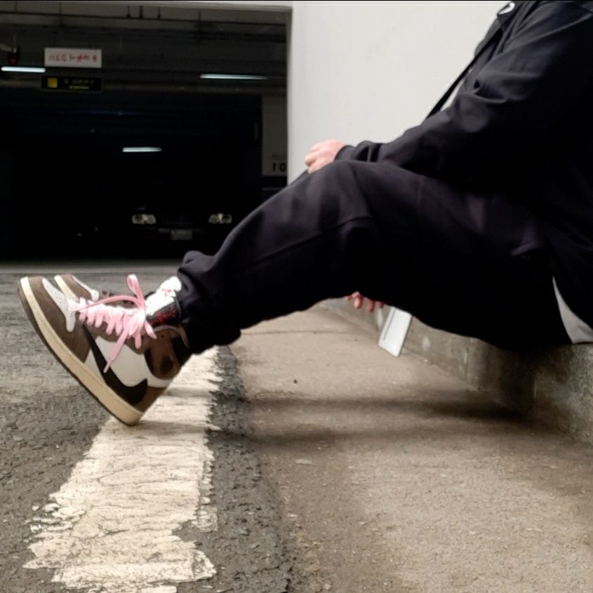 Jordan 1 x Travis Scott Retro High OG SP Mocha, Nike NRG Solo Swoosh Fleece Pants Black White - Asia 착용 스타일