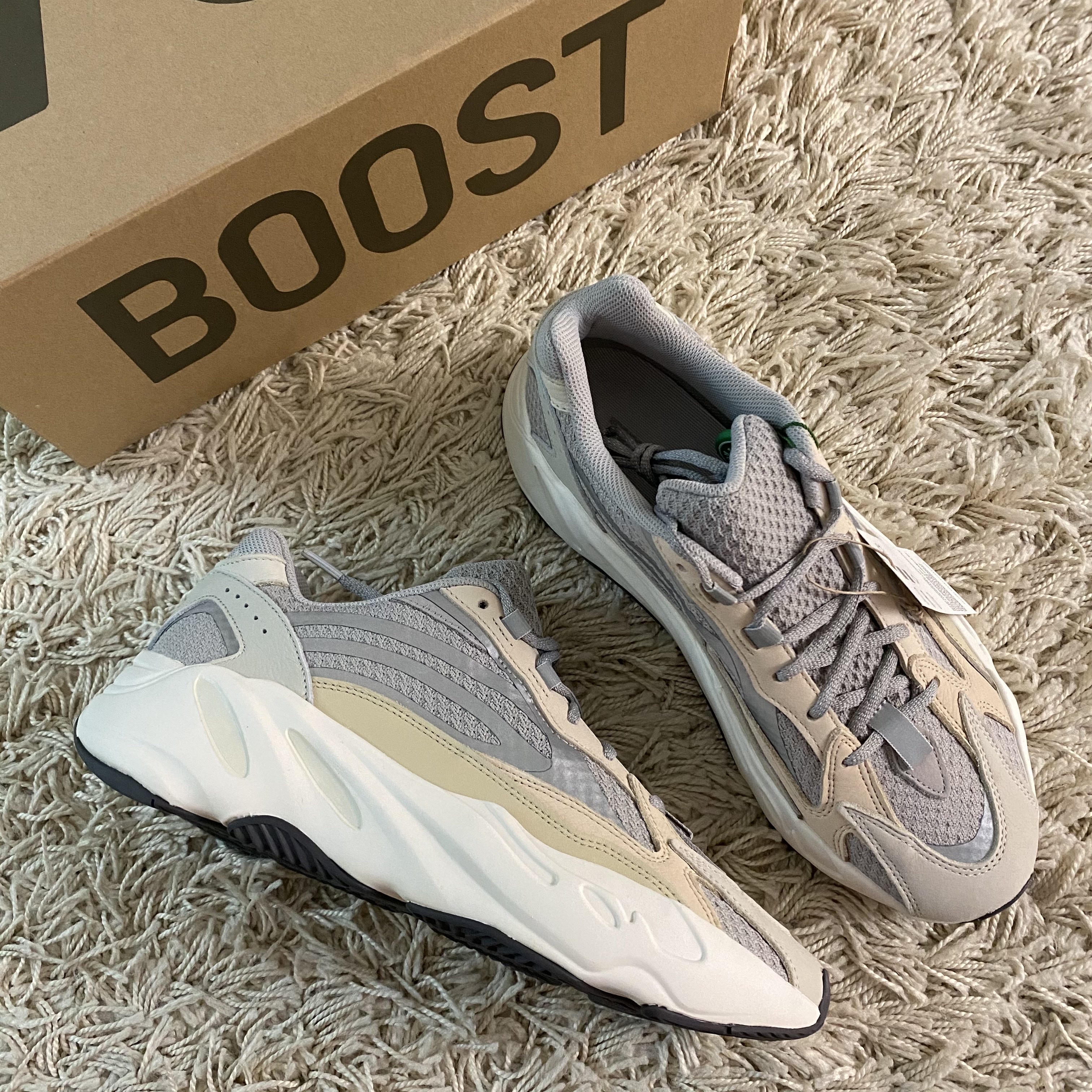 Adidas Yeezy Boost 700 V2 Cream 착용 스타일