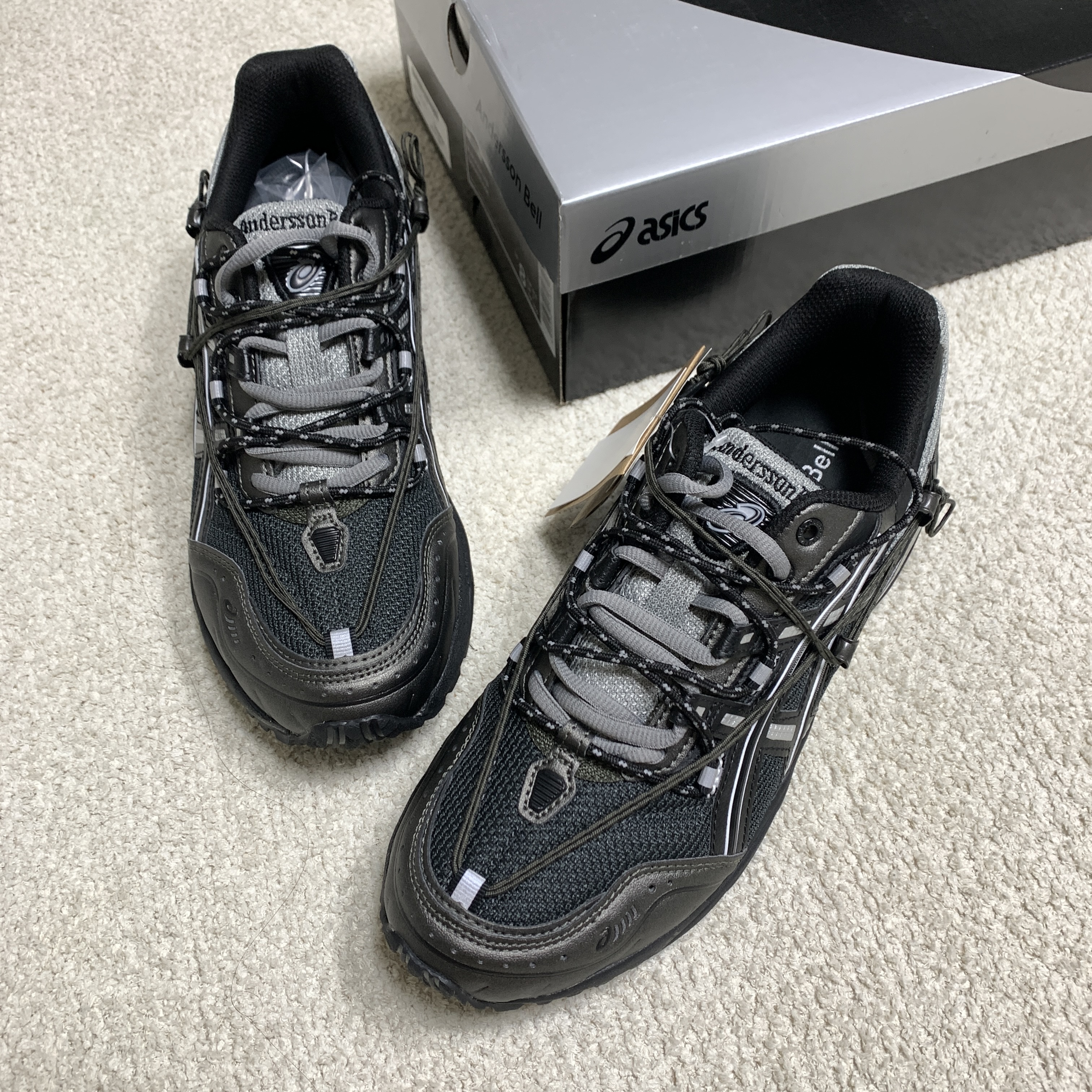 Asics x Andersson Bell Gel-1090 Glacier Grey Silver, Asics x Andersson Bell Gel-1090 Black Silver 착용 스타일 - 1