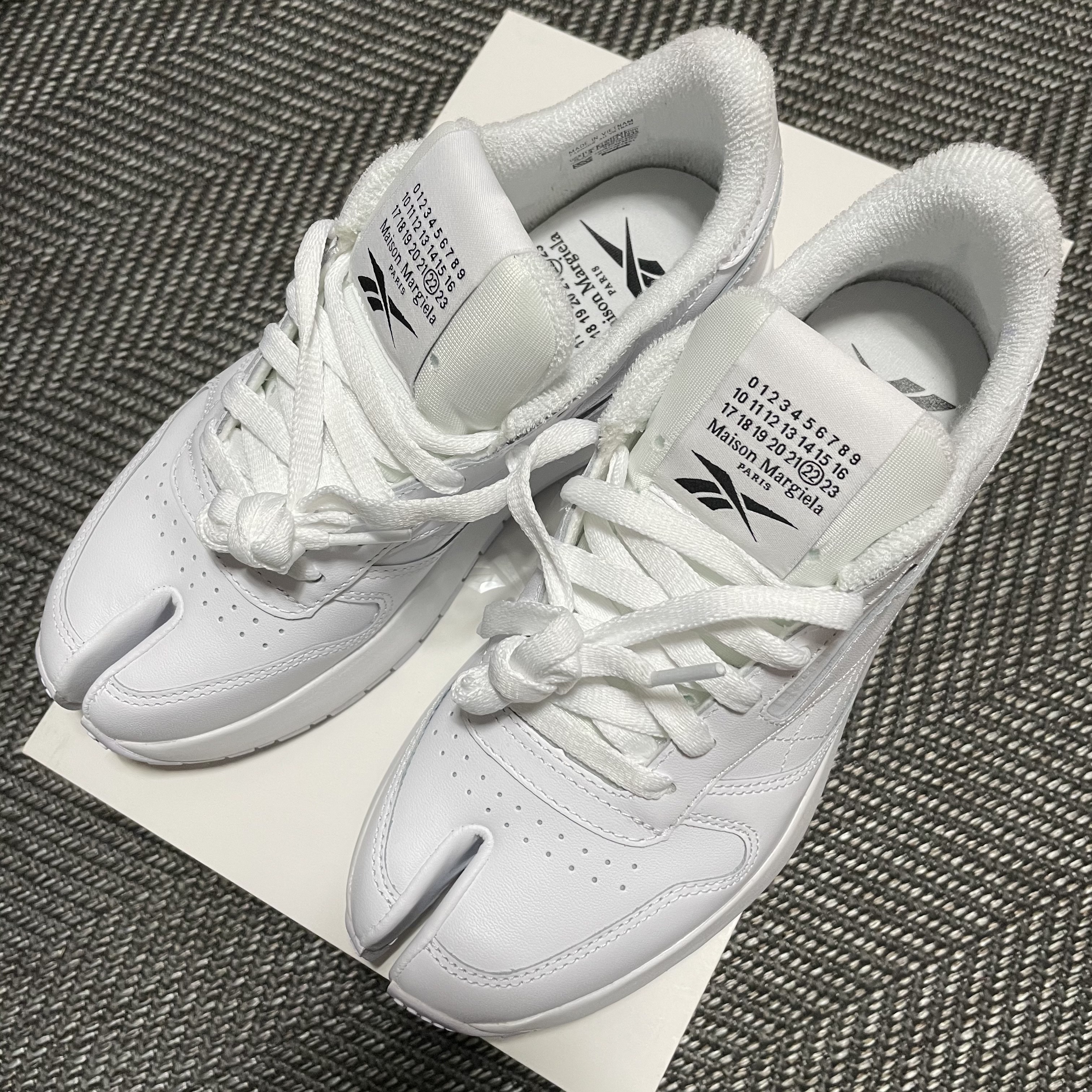 Reebok x Maison Margiela Classic Leather Tabi Shoes White 착용 스타일