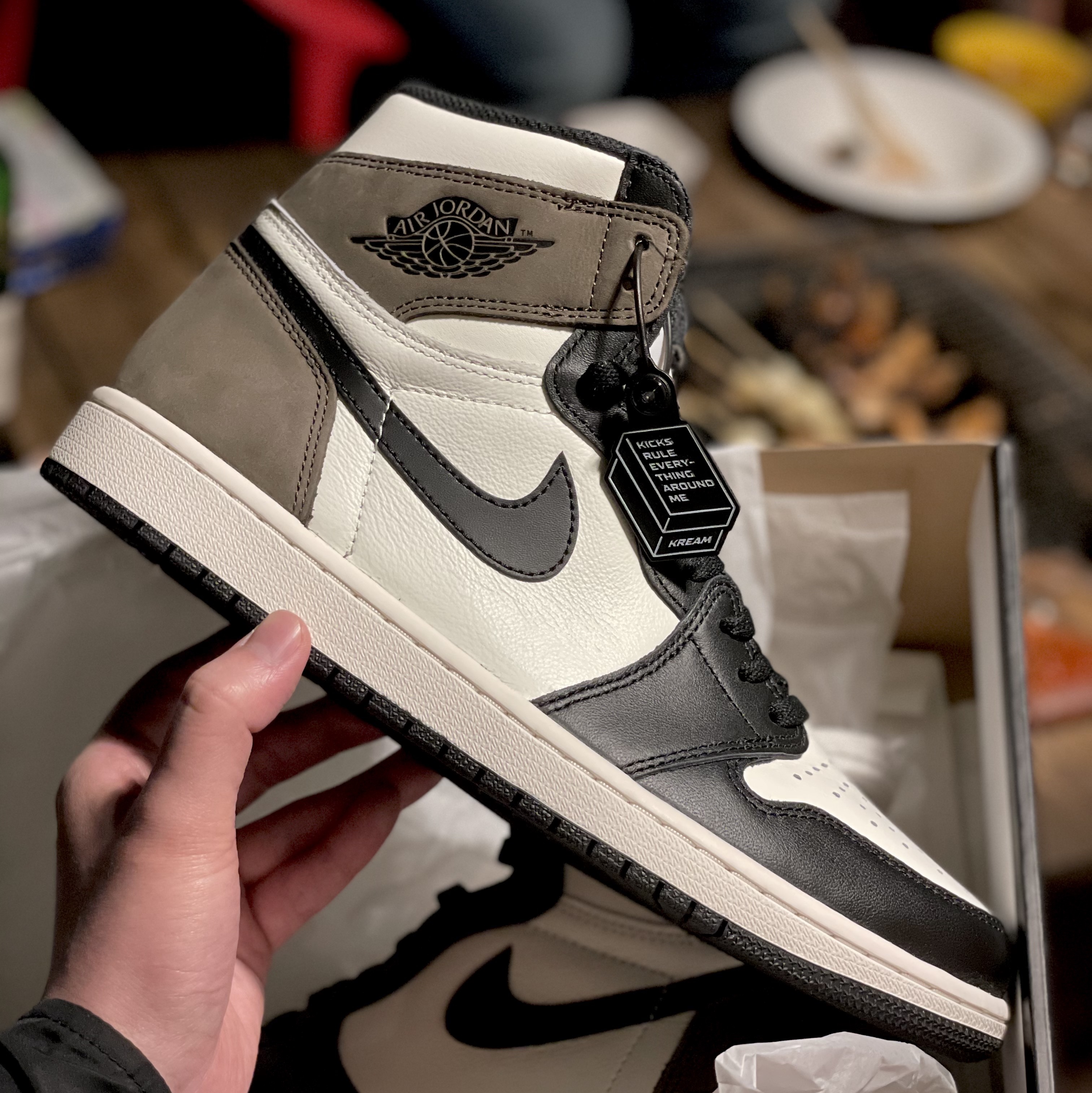 Jordan 1 Retro High OG Black Mocha 착용 스타일 - 2