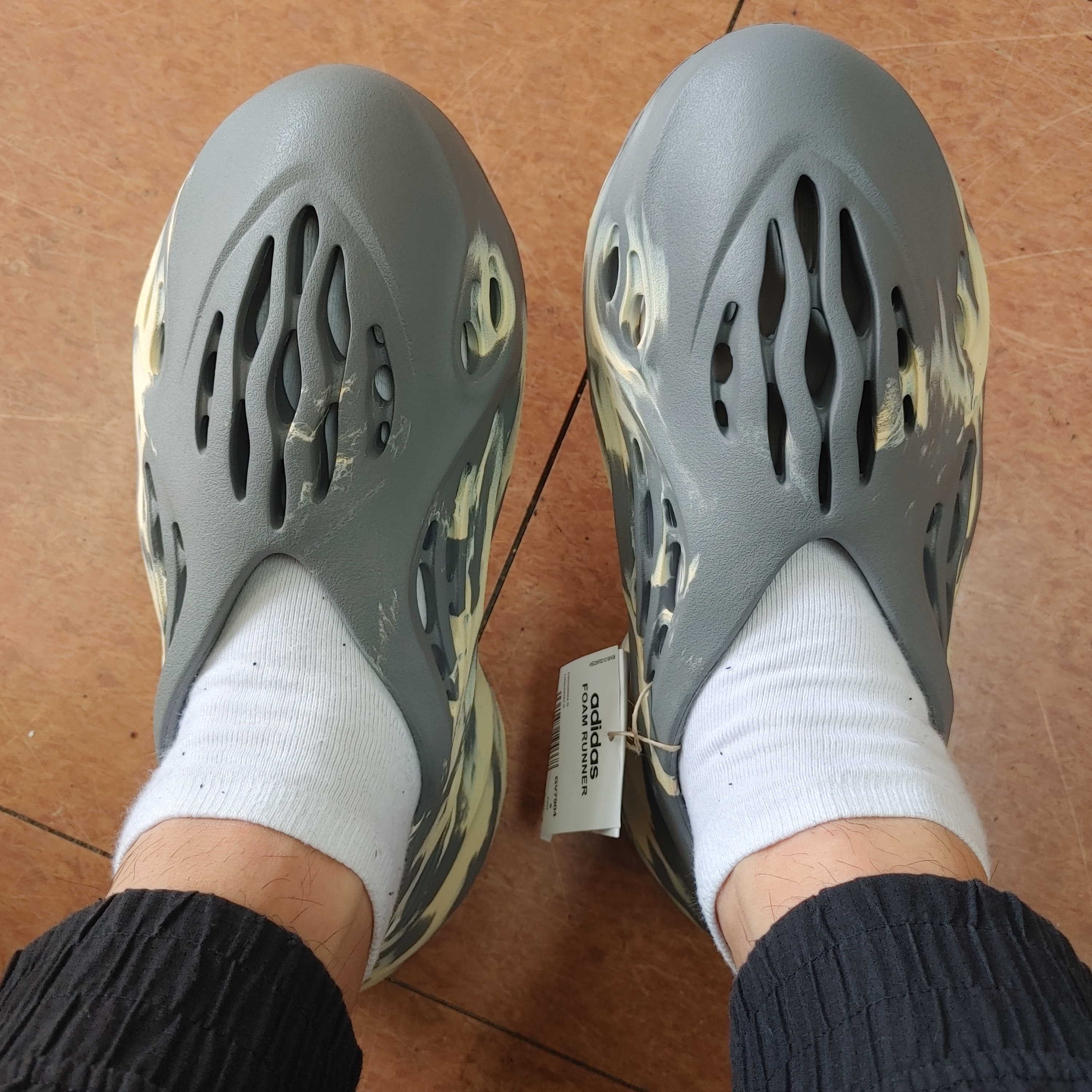Adidas Yeezy Foam RNNR MXT Moon Gray 착용 스타일 - 1