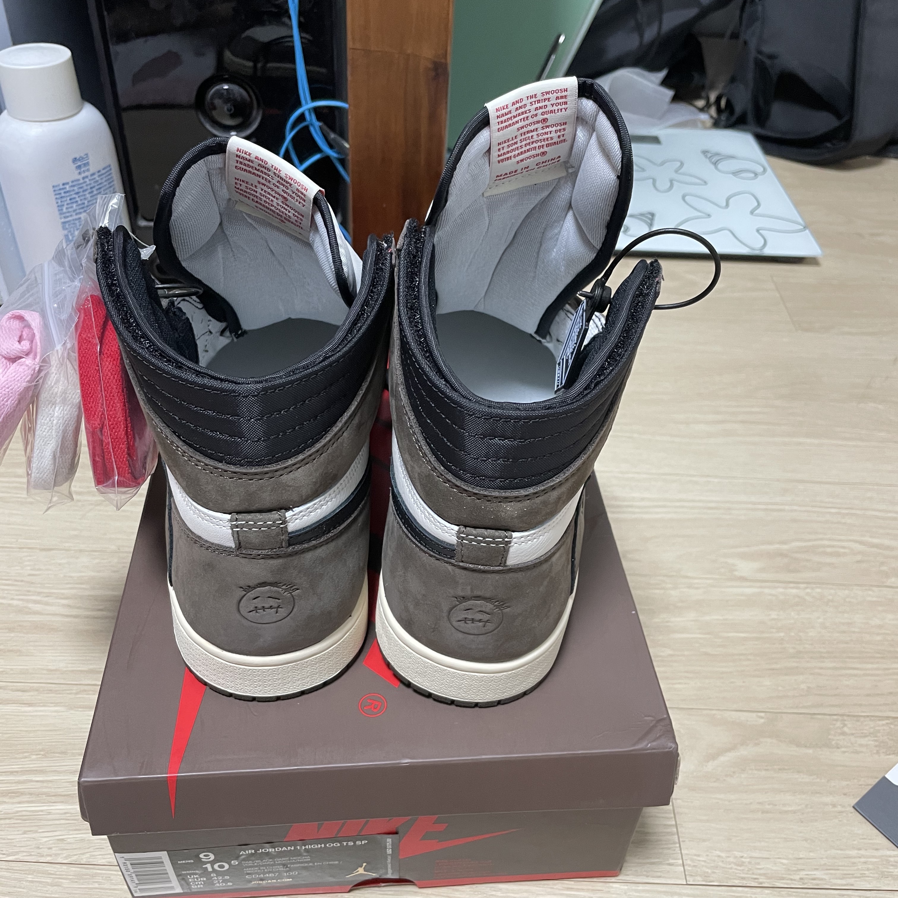 Jordan 1 x Travis Scott Retro High OG SP Mocha 착용 스타일 - 3